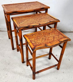 Tavoli nido in bambù con piani in vimini