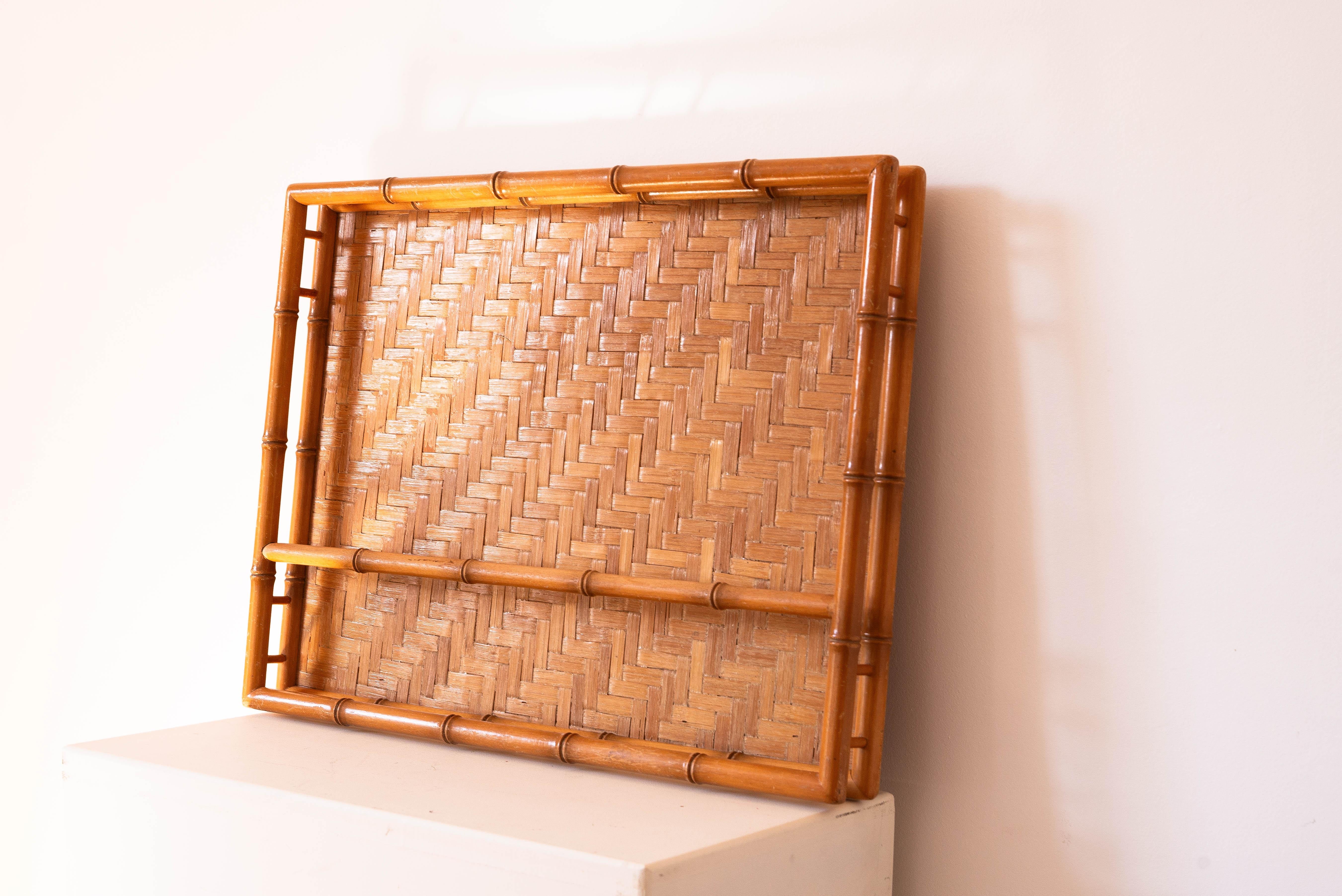 Serviertablett aus Bambus und Eiche - Frühstückstablett - Mid-Century Modern France 1960s

Großes Serviertablett - Frühstückstablett.

Sehr praktisch mit seiner großen Skala und der Querstange, die Schalen, Gläser und andere Gegenstände festhält und