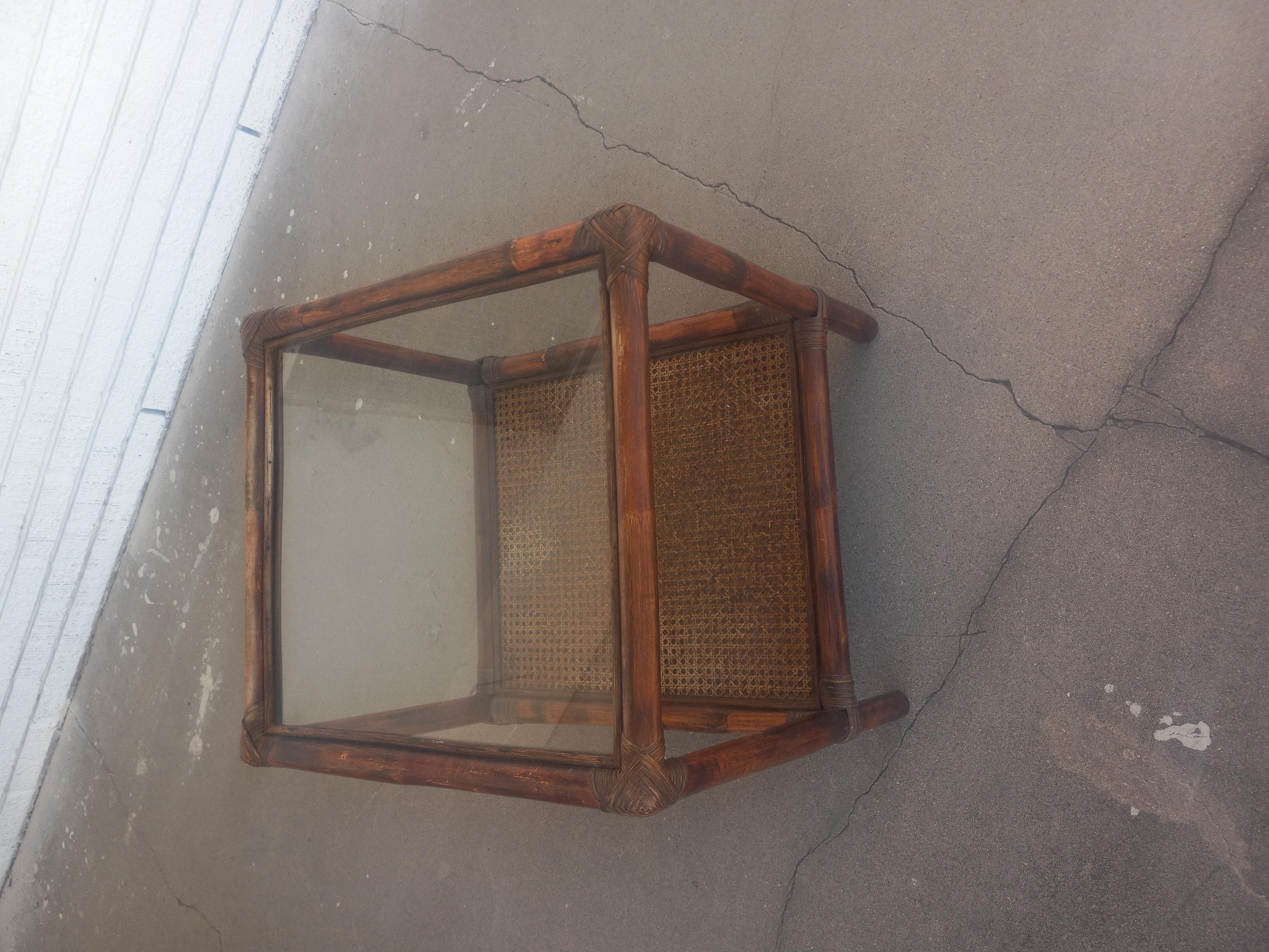 Mid-Century Modern Table d'appoint en bambou en vente