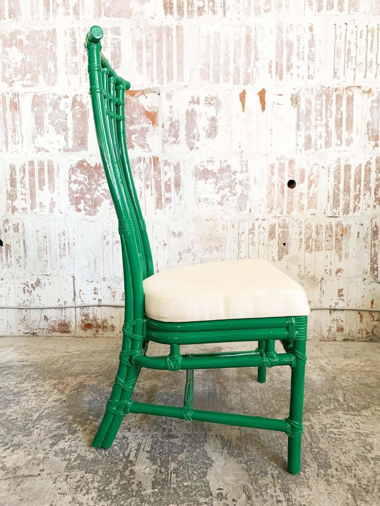 Satz von 6 McGuire Bambus Pagode hohe Rückenlehne Esszimmerstühle. Neu lackiert in grünem Hochglanz. Guter Vintage-Zustand mit kleinen Unvollkommenheiten in der neu lackierten Oberfläche. Kann Schrammen, Flecken oder Abnutzungserscheinungen