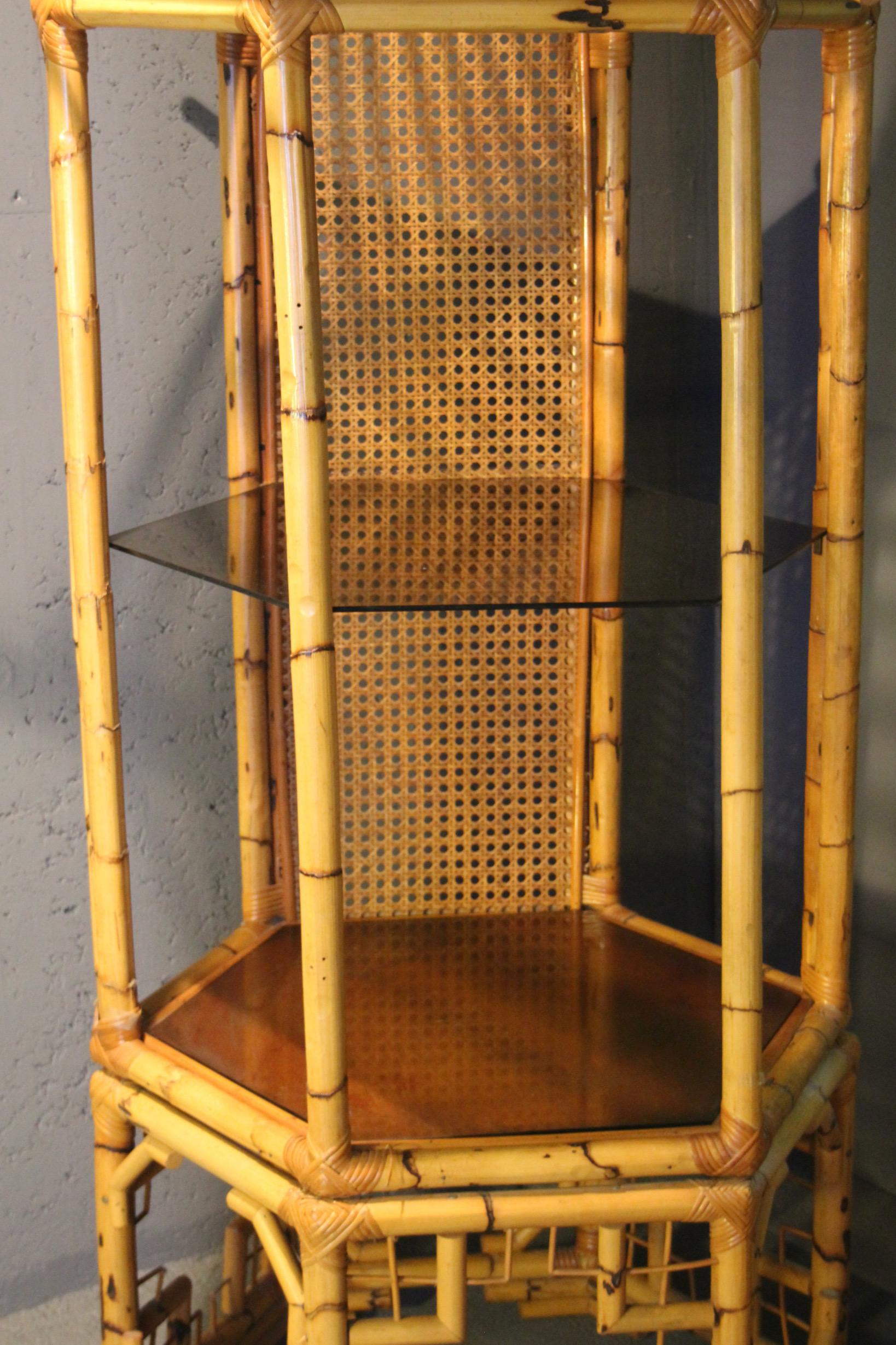 vitrina pagoda de bambú en Bueno estado para la venta en grand Lancy, CH