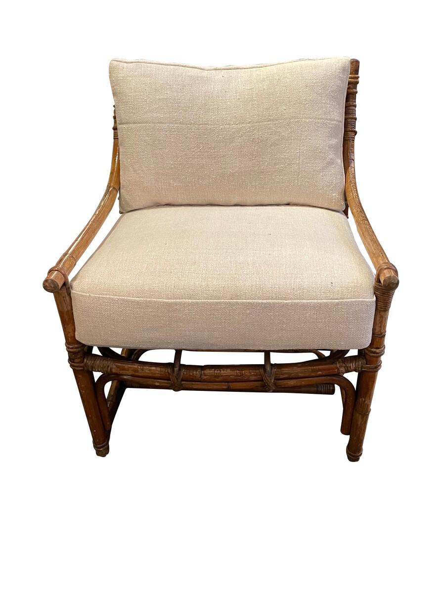 Paire de chaises en rotin italiennes du milieu du siècle.
Coussins neufs recouverts de lin belge vintage tissé à la main.
Très confortable.