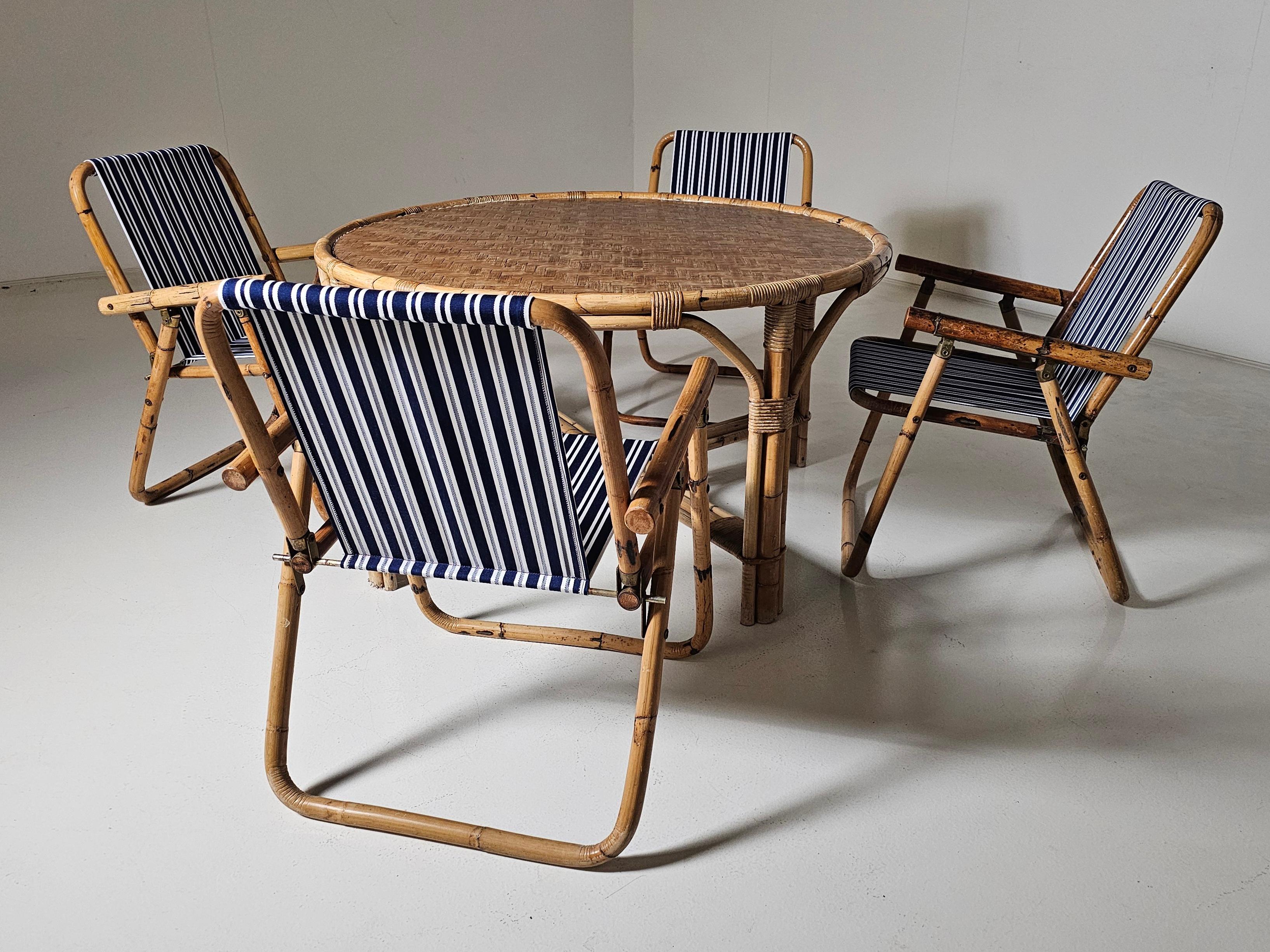 Ensemble de salle à manger en bambou et laiton des années 1960 attribué à Vivai del Sud. 

Table en bambou. Le plateau de la table présente un motif à chevrons époustouflant. 

Parfait pour une utilisation à l'intérieur ou comme pièce d'apparat sur