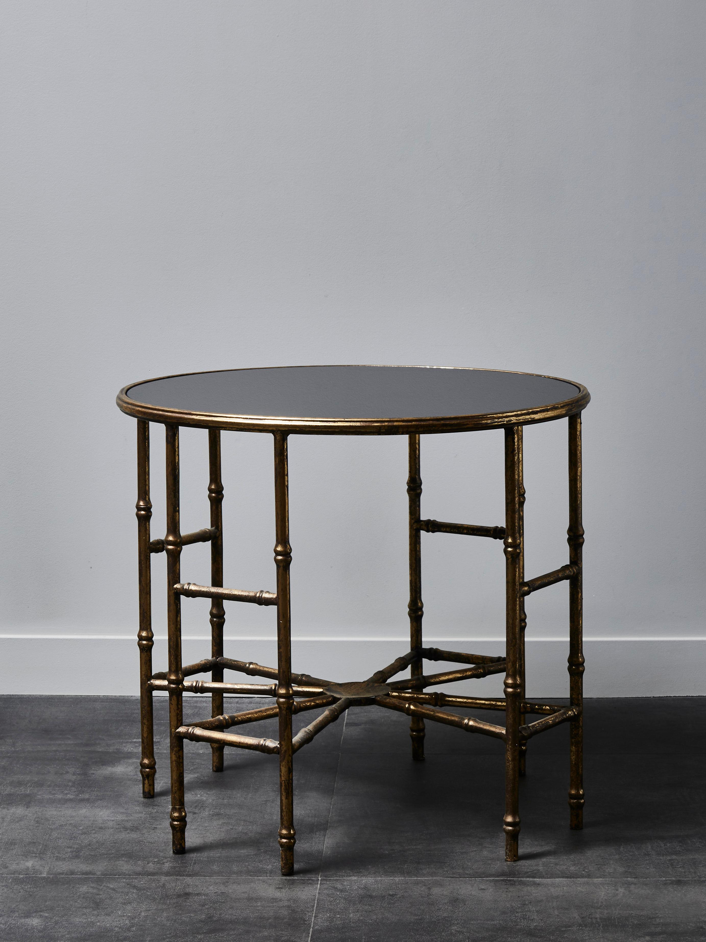 Elegant pedestal table in gilt 