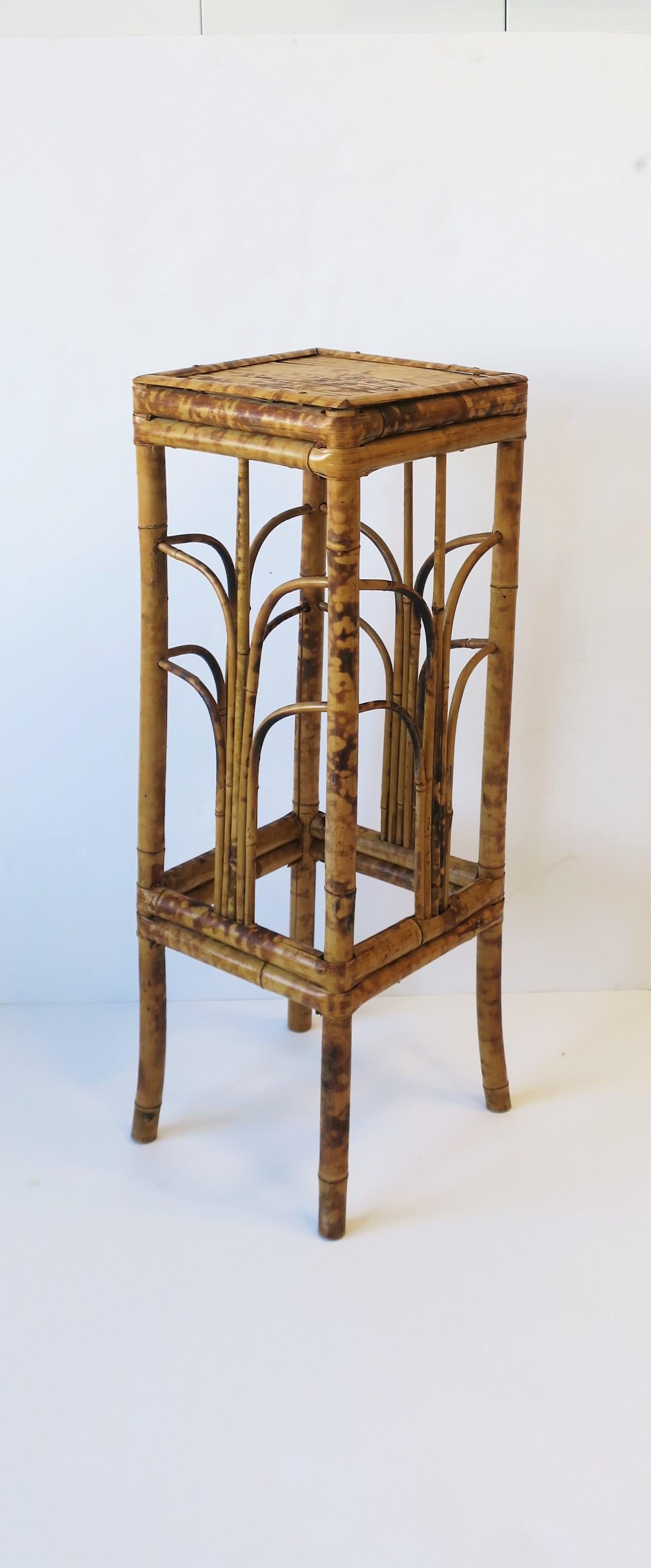 Wicker Bamboo Pedestal Säule Pillar Stand (Asiatisch) im Angebot