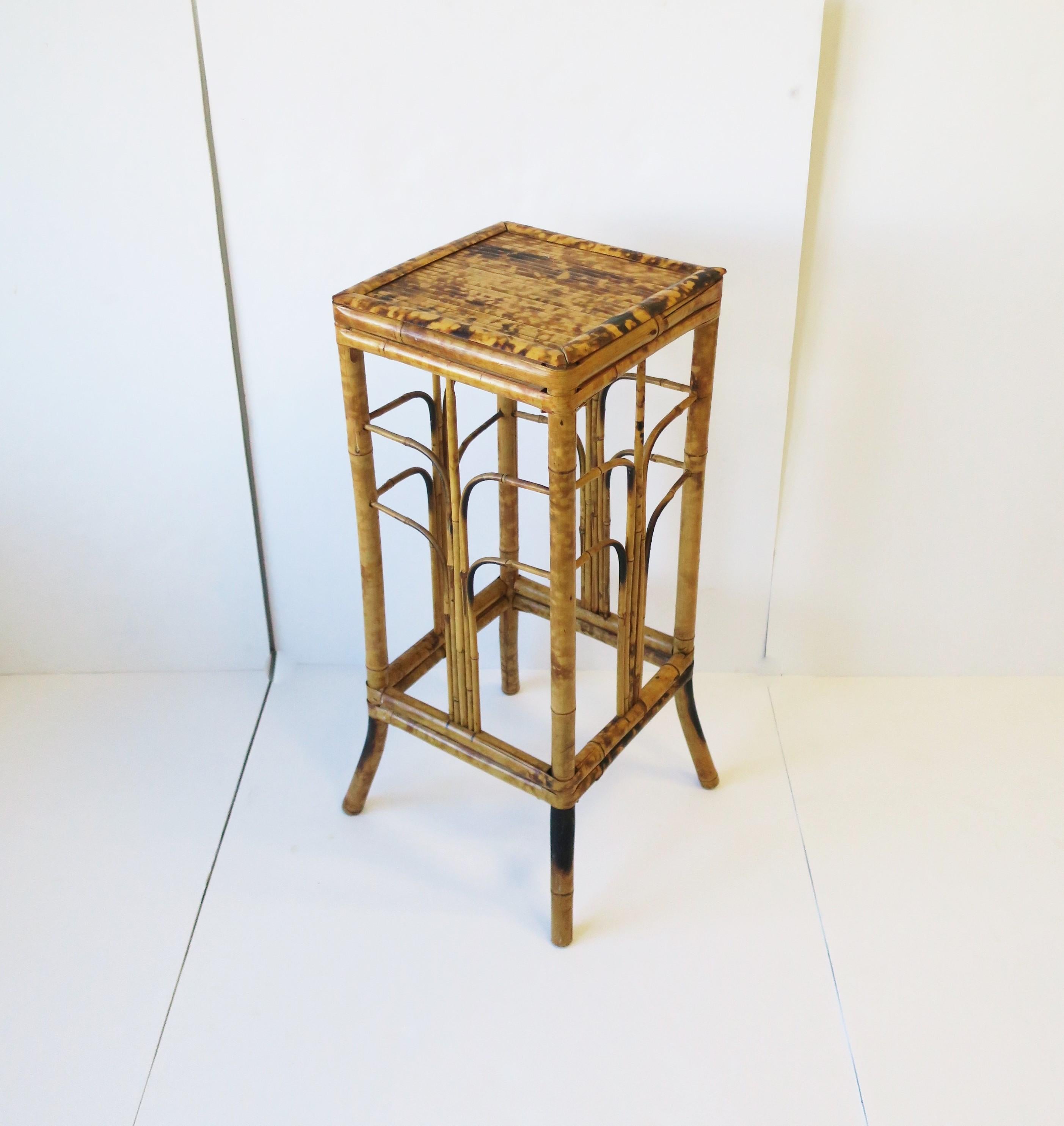 Table à colonne à piédestal en bambou de style Art déco moderne, vers les années 1970. Une pièce fabriquée à la main avec des lignes Art déco modernes. A utiliser pour présenter une plante, des livres, un vase, une urne, etc. 

Les dimensions