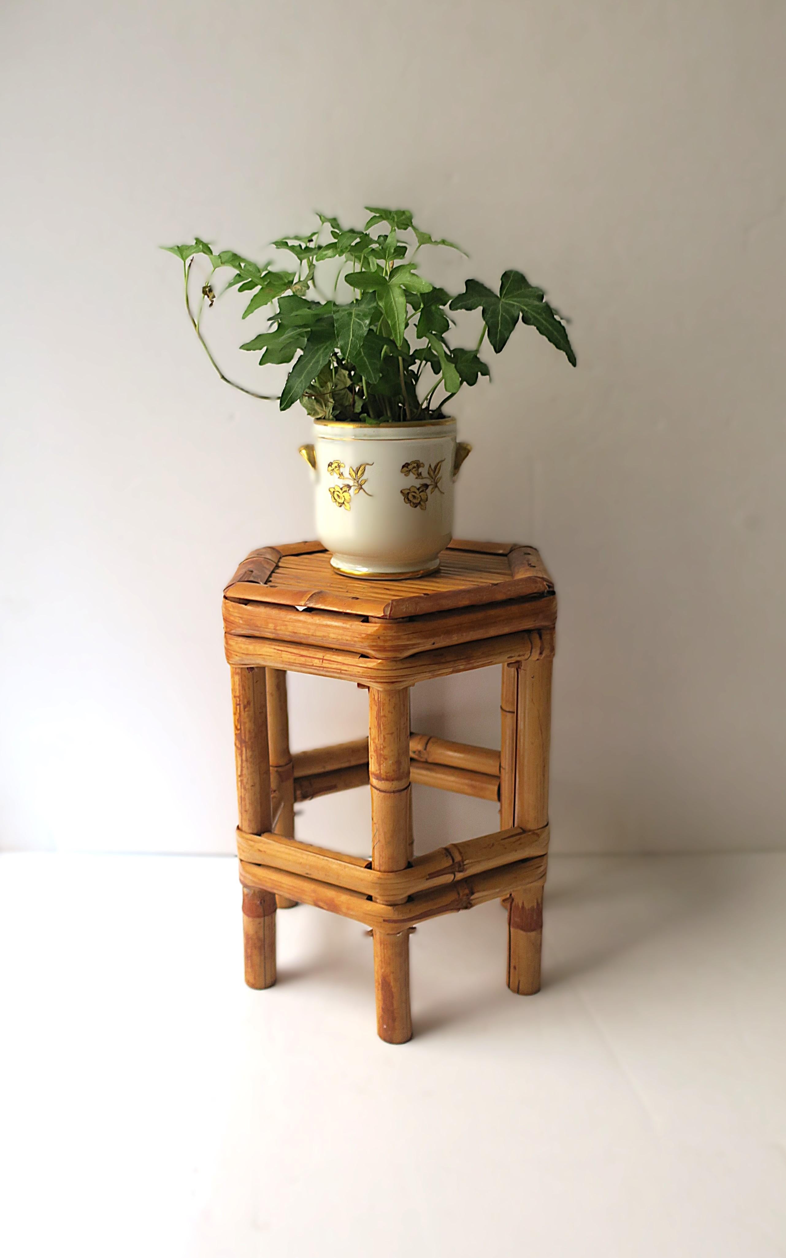 Bamboo Pedestal Plant Stand im Angebot 2