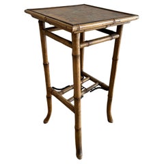 Mesa con pedestal de bambú y motivos de pájaros y flores pintados a mano, Francia, S. XIX