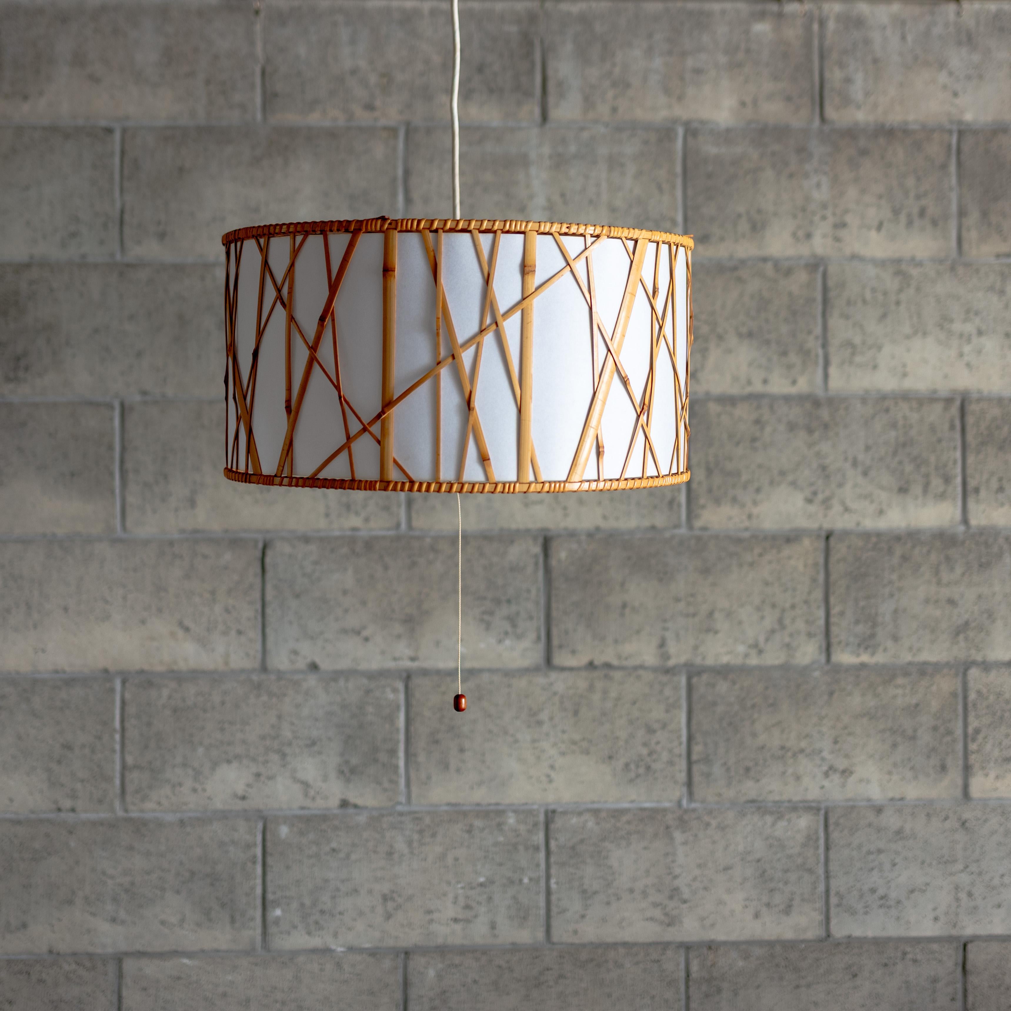 Conçue par l'artisan japonais Shosaku Kondo pour Yamagiwa, la lampe suspendue 