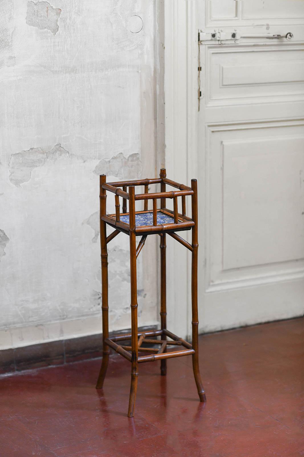 Soporte de bambú para plantas 
Detalles del producto
De la residencia de Antonello Falqui - Colección Falqui.
Tapa cuadrangular con incrustaciones de mayólica.
Dimensiones 25 An x 76 Al x 25 Pr cm