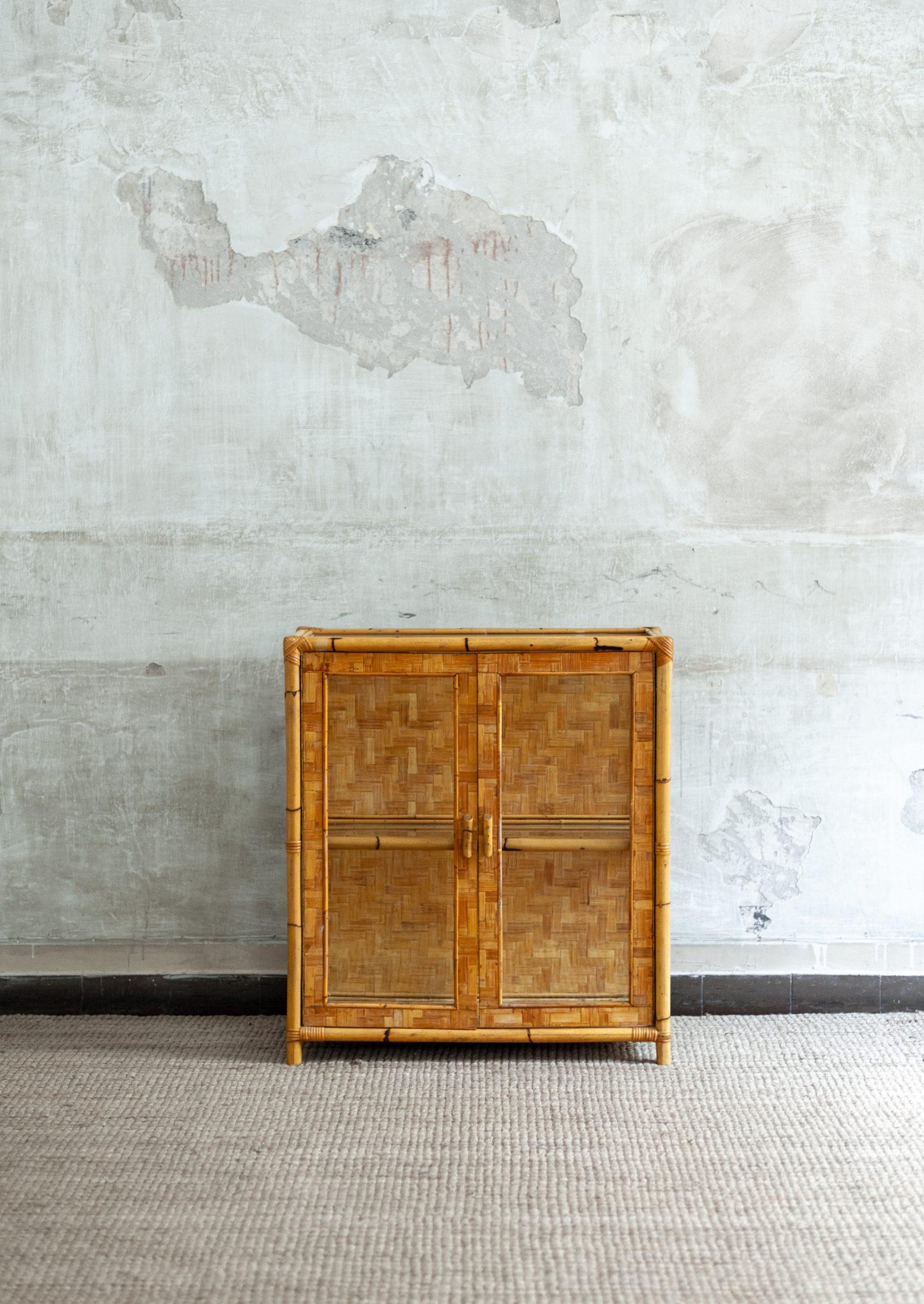 Bamboo, Pressed Bamboo and Glass Display Cabinet – 1970s
Product details
Dimensions: 79 L x 88 H x 31 P cm