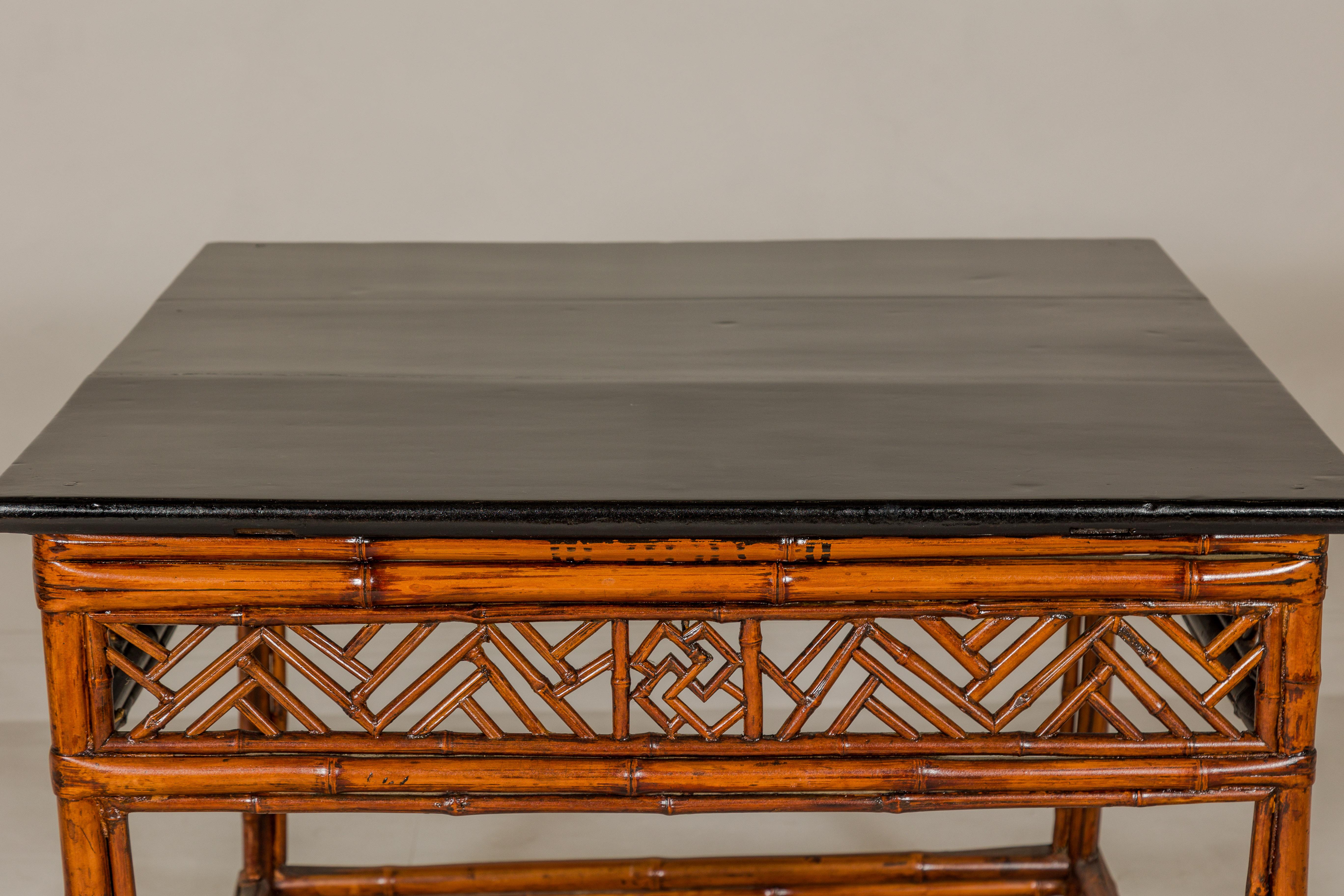 Bamboo Qing Dynasty Center Table mit geometrischer Schürze und schwarz lackierter Platte im Angebot 2