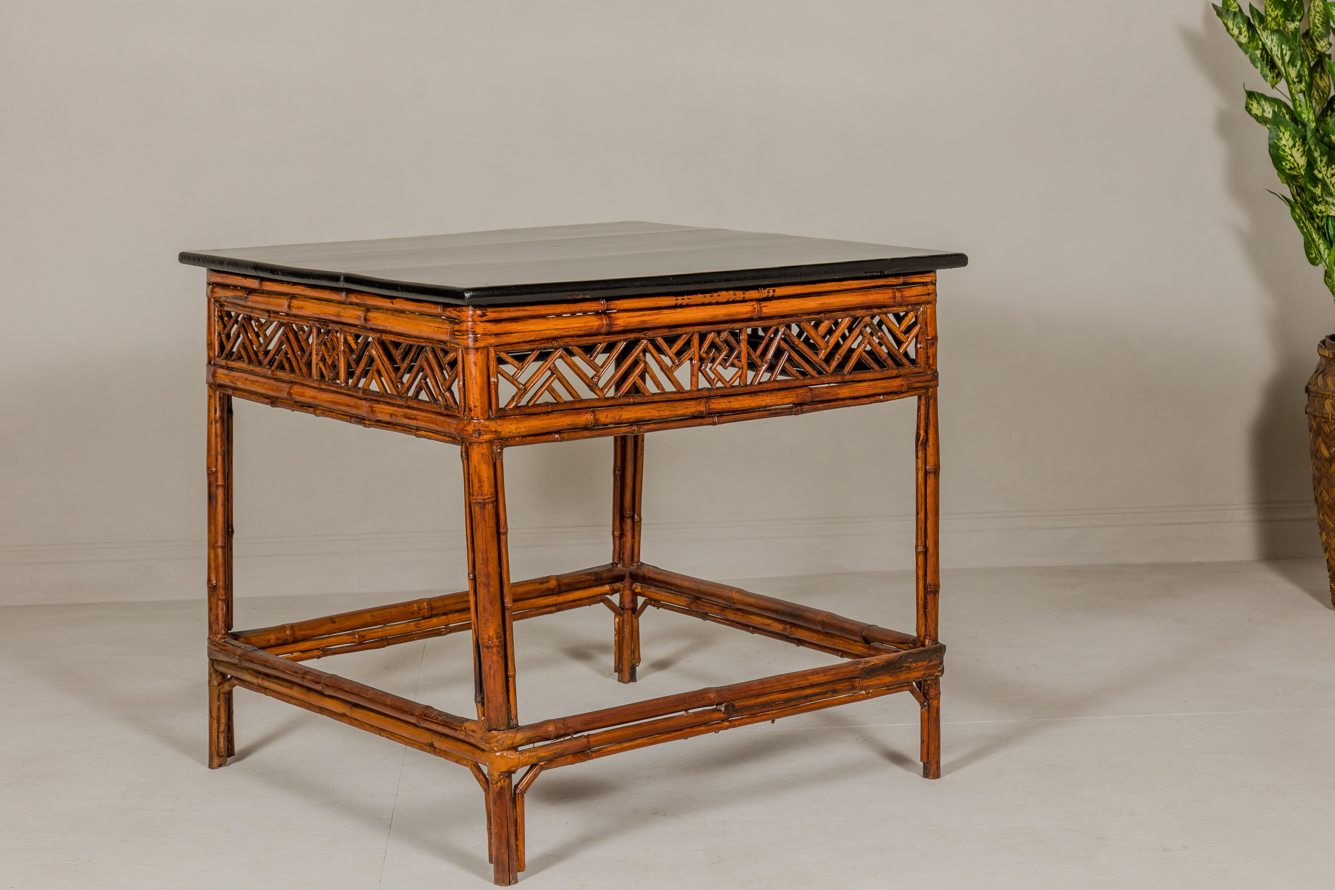 Bamboo Qing Dynasty Center Table mit geometrischer Schürze und schwarz lackierter Platte im Angebot 3