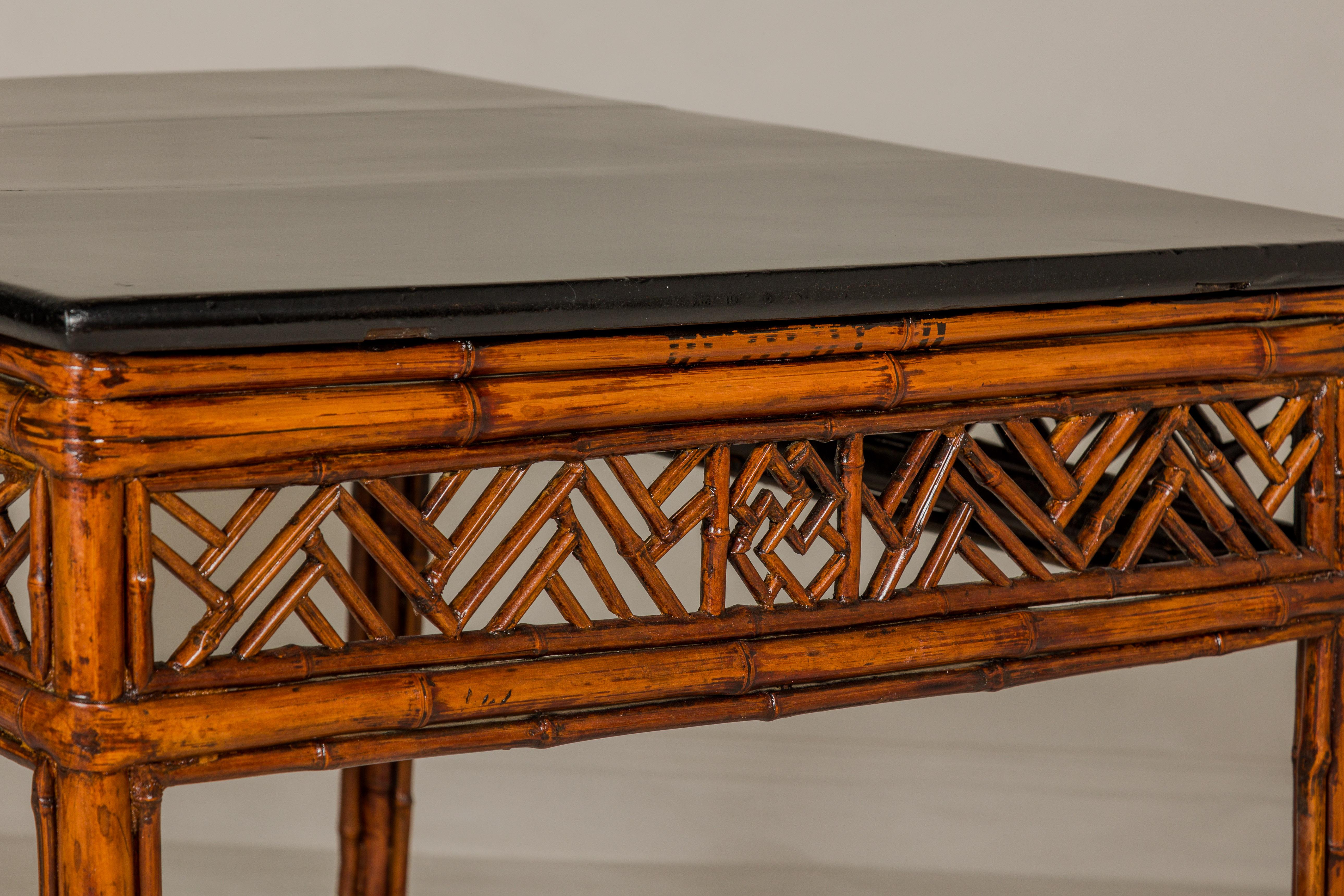 Bamboo Qing Dynasty Center Table mit geometrischer Schürze und schwarz lackierter Platte im Angebot 4