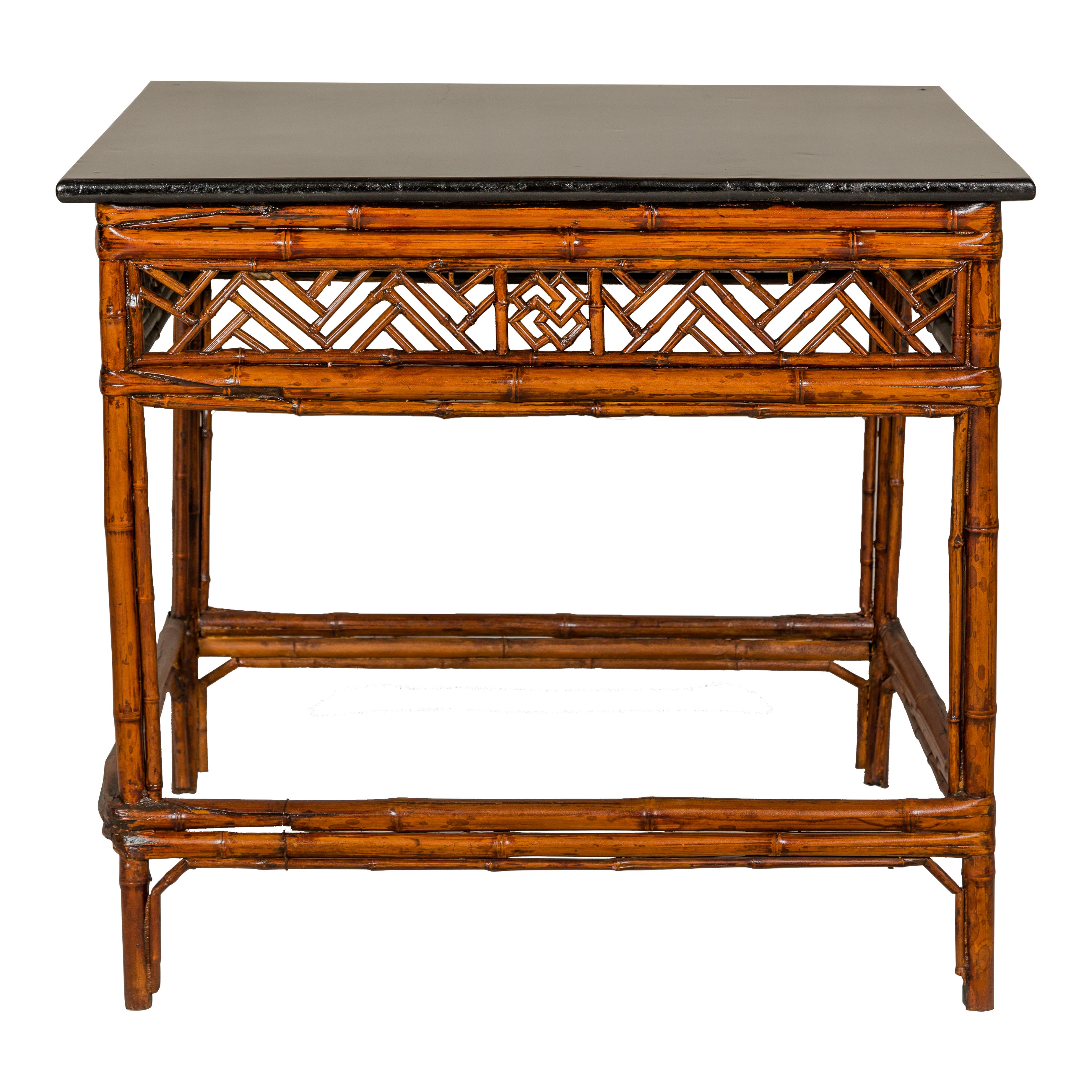 Bamboo Qing Dynasty Center Table mit geometrischer Schürze und schwarz lackierter Platte im Angebot 9