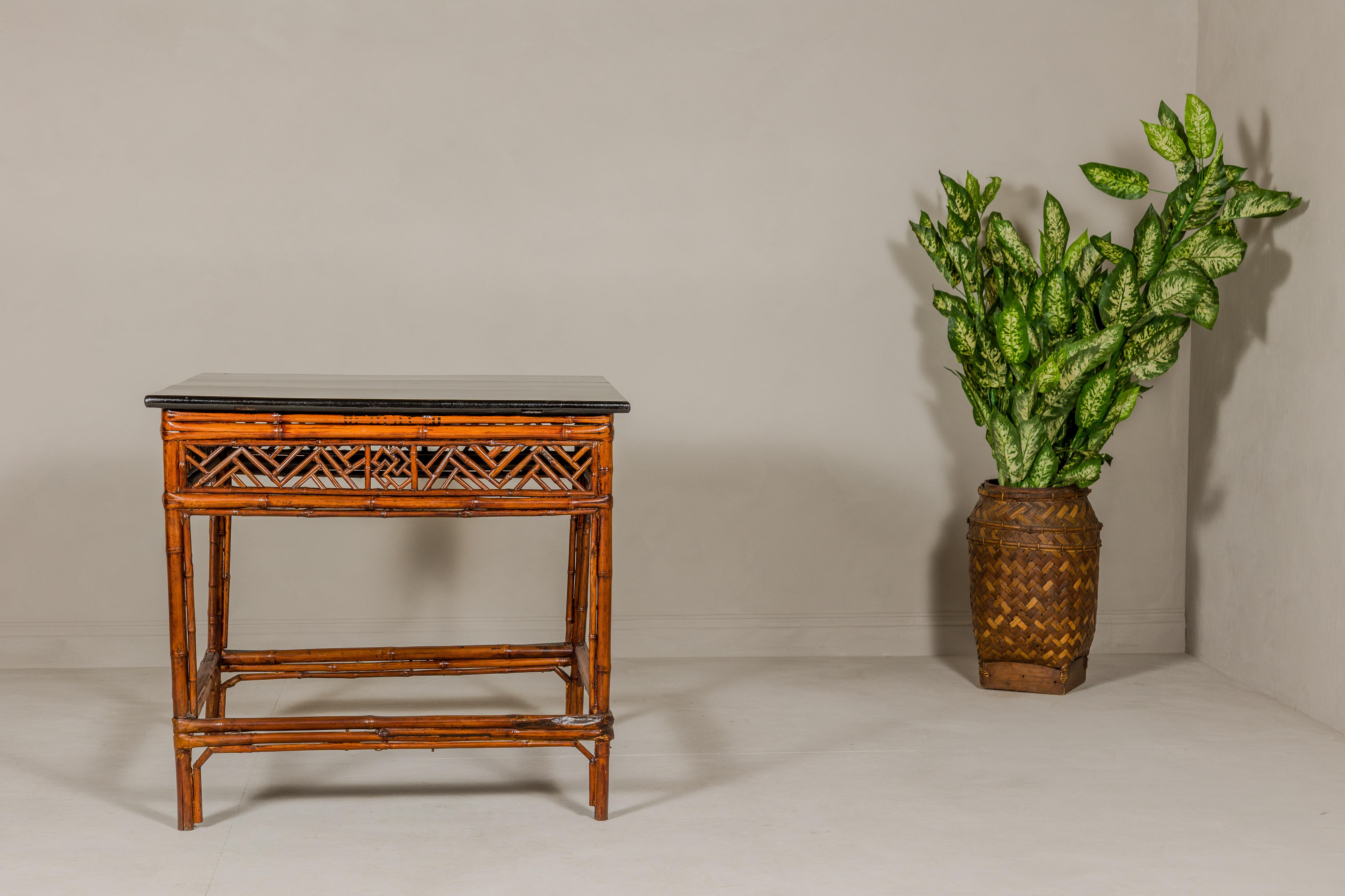 Bamboo Qing Dynasty Center Table mit geometrischer Schürze und schwarz lackierter Platte (Chinesisch) im Angebot