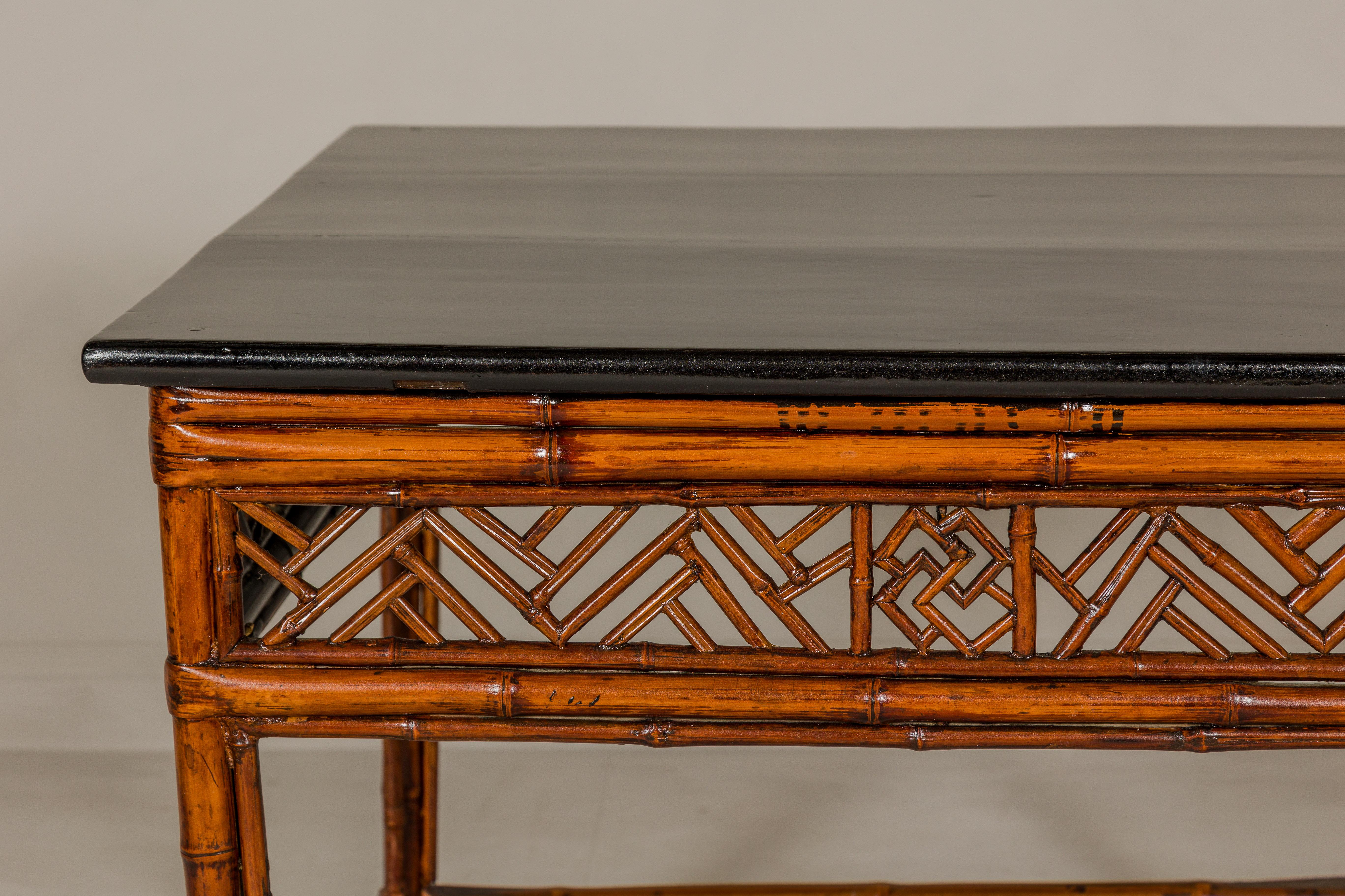 Bamboo Qing Dynasty Center Table mit geometrischer Schürze und schwarz lackierter Platte (Lackiert) im Angebot