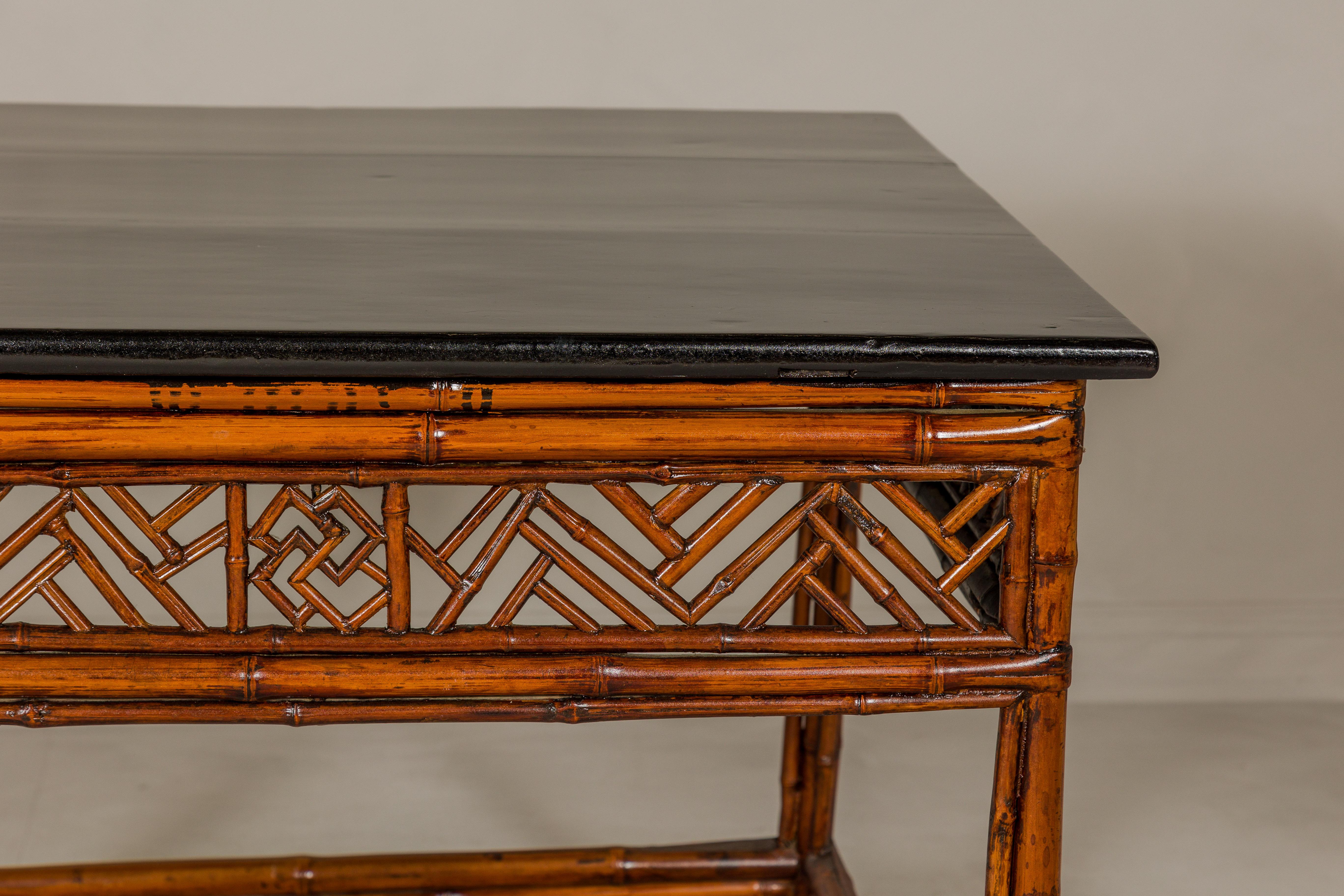 Bamboo Qing Dynasty Center Table mit geometrischer Schürze und schwarz lackierter Platte im Zustand „Gut“ im Angebot in Yonkers, NY