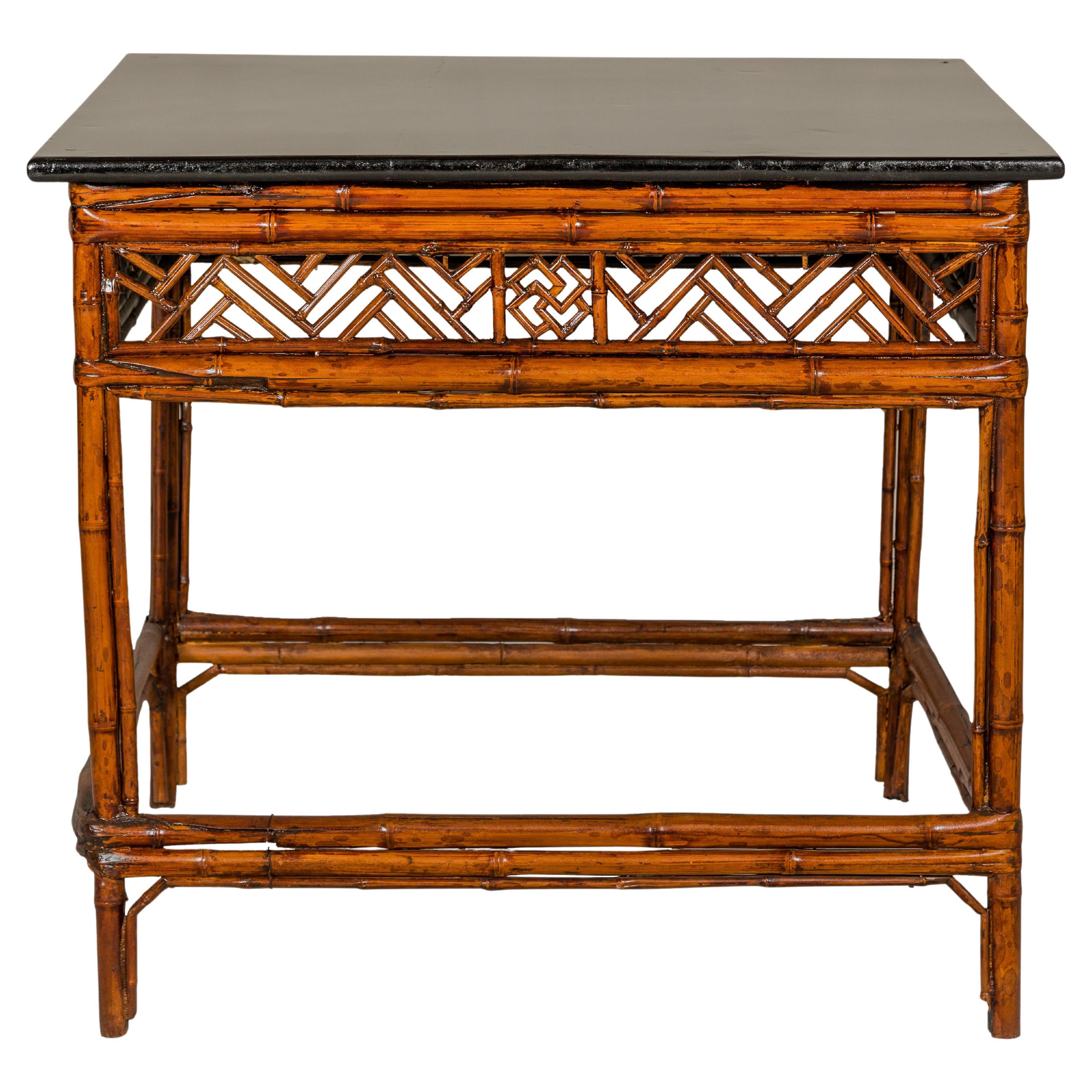 Bamboo Qing Dynasty Center Table mit geometrischer Schürze und schwarz lackierter Platte im Angebot