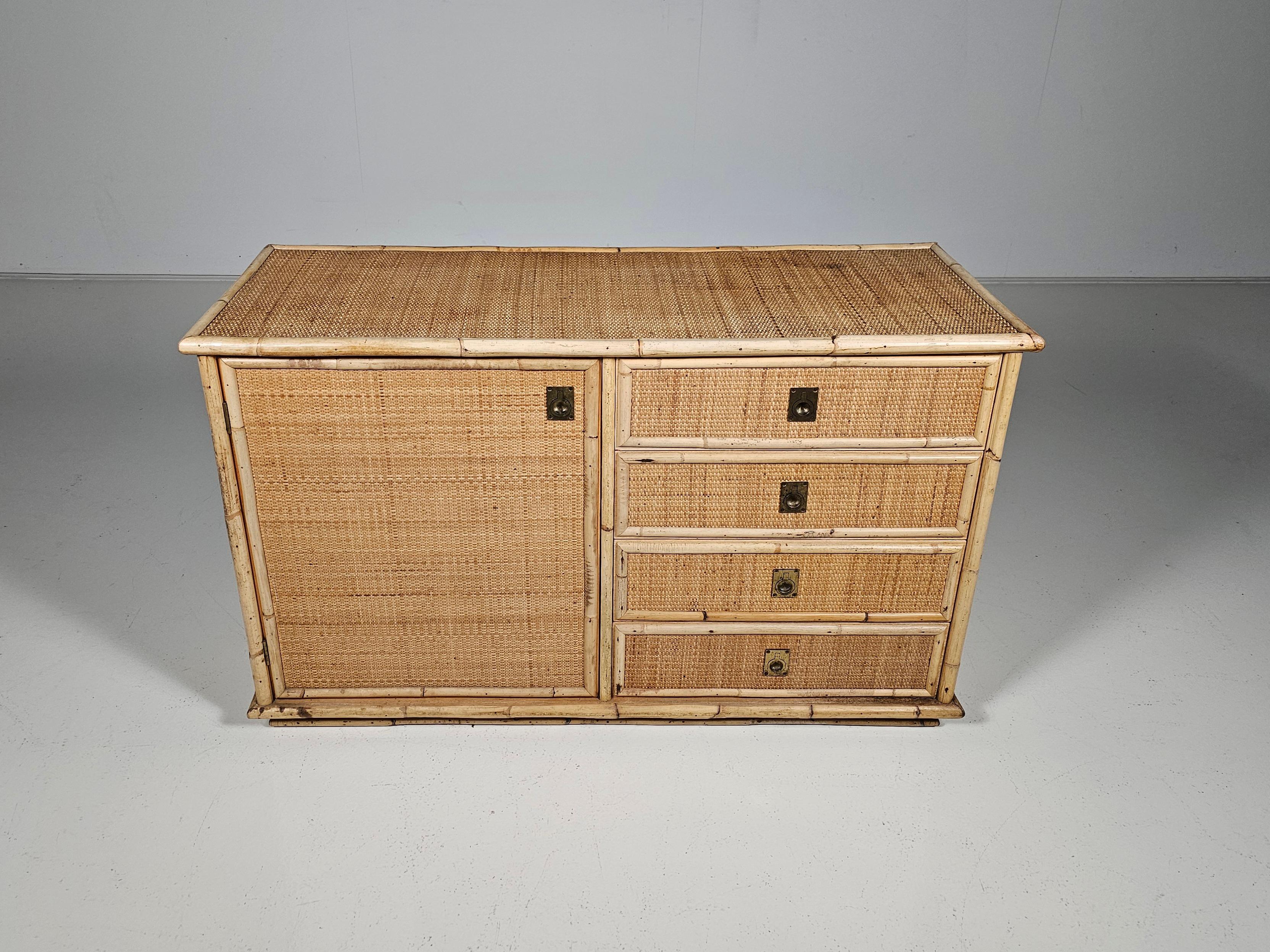 Un bel mix di bambù, vimini rafia rattan e maniglia in ottone, realizzato dal produttore Dal Vera. 

 Le maniglie in ottone dei cassetti sono un esempio di alta qualità artigianale. Il design si ispira alla potenza moderna di metà secolo di