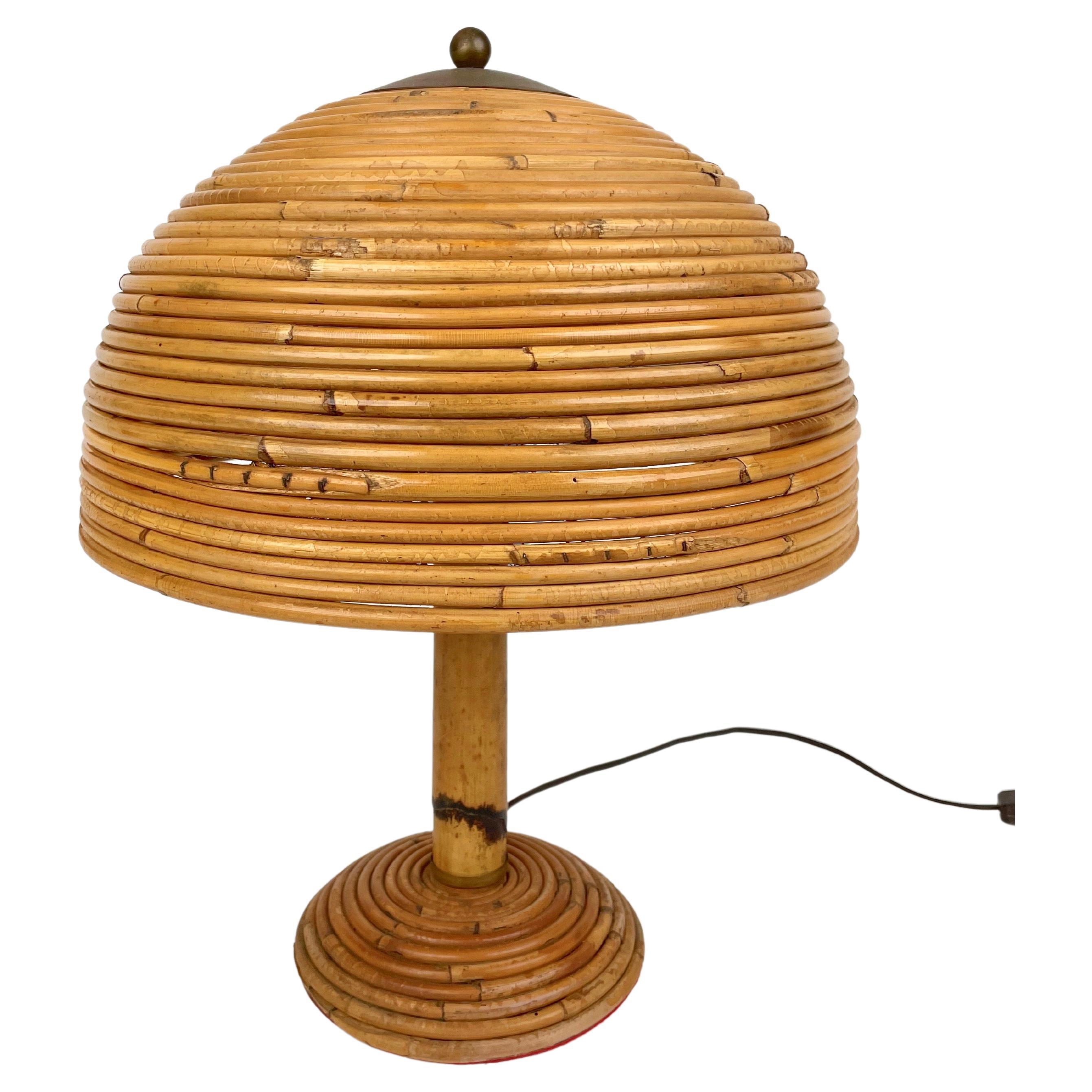 Mushroom-shaped table lamp in bamboo and rattan with brass details.

Made in Italy in the 1960s.