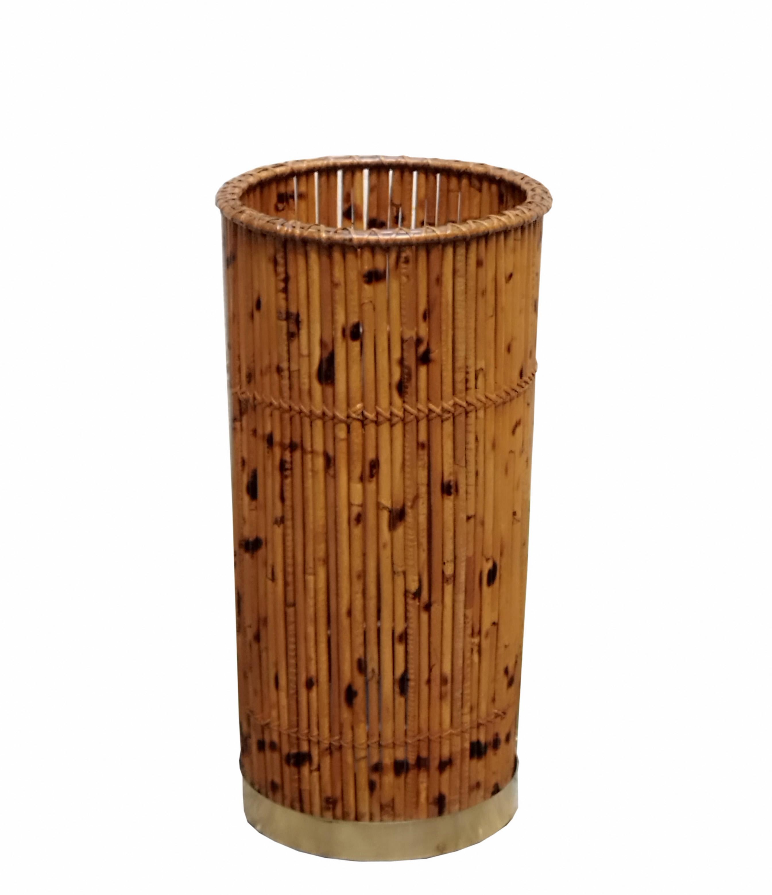Gorgeous rattan and brass umbrella stand made in Italy in the 1970s. With its round shape and mid-century modern style, it is inspired by the designs of Gabriella Crespi and Vivai del Sud.It is made of natural rattan with brass appliqués on the top
