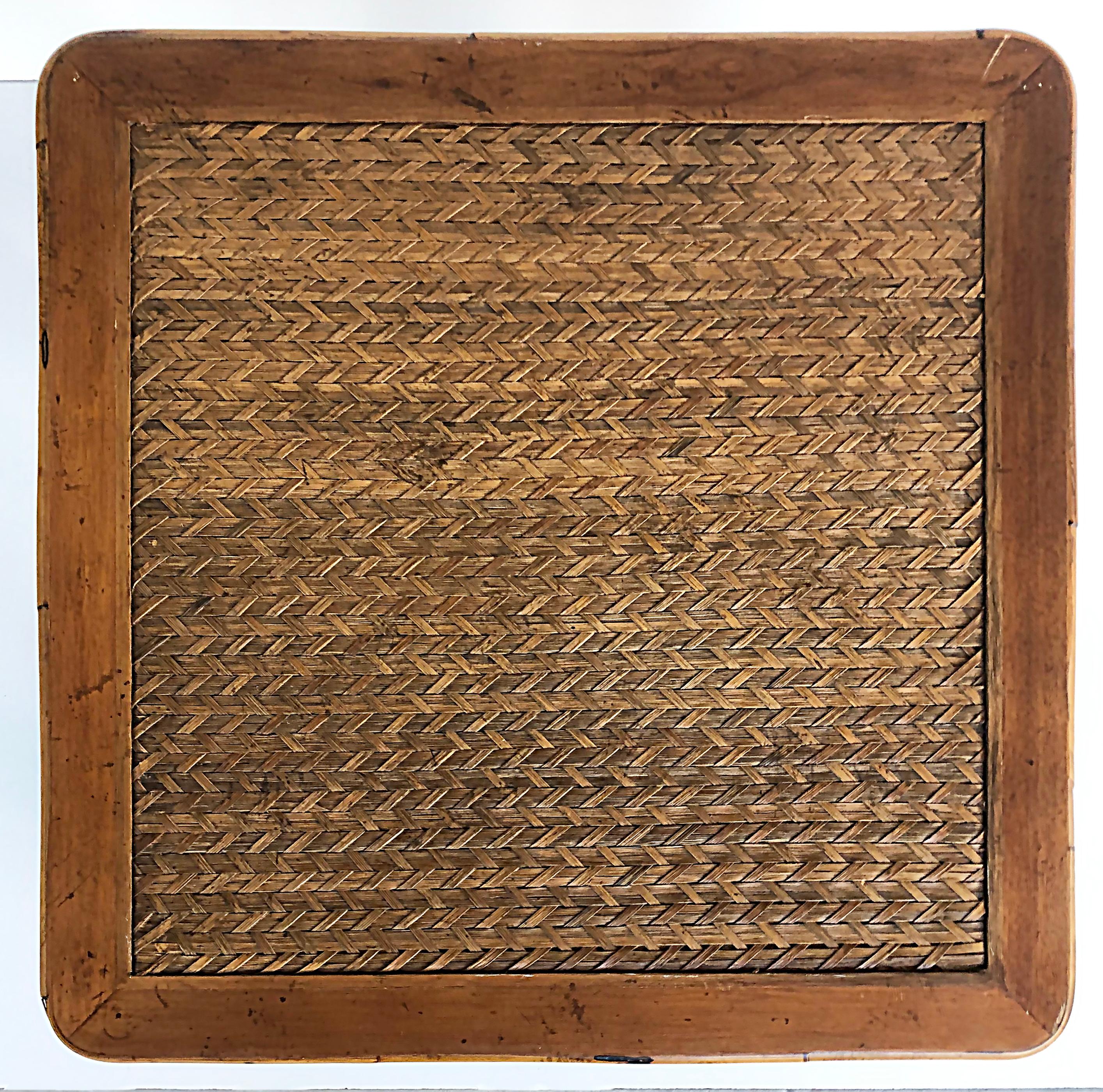 Table d'appoint en bambou, rotin et roseau, attribuée à Maitland Smith

Nous proposons à la vente une table en bambou attribuée à Maitland Smith, avec un plateau en roseau tressé, des fixations en rotin et des pieds en bambou. Le dessous de la table