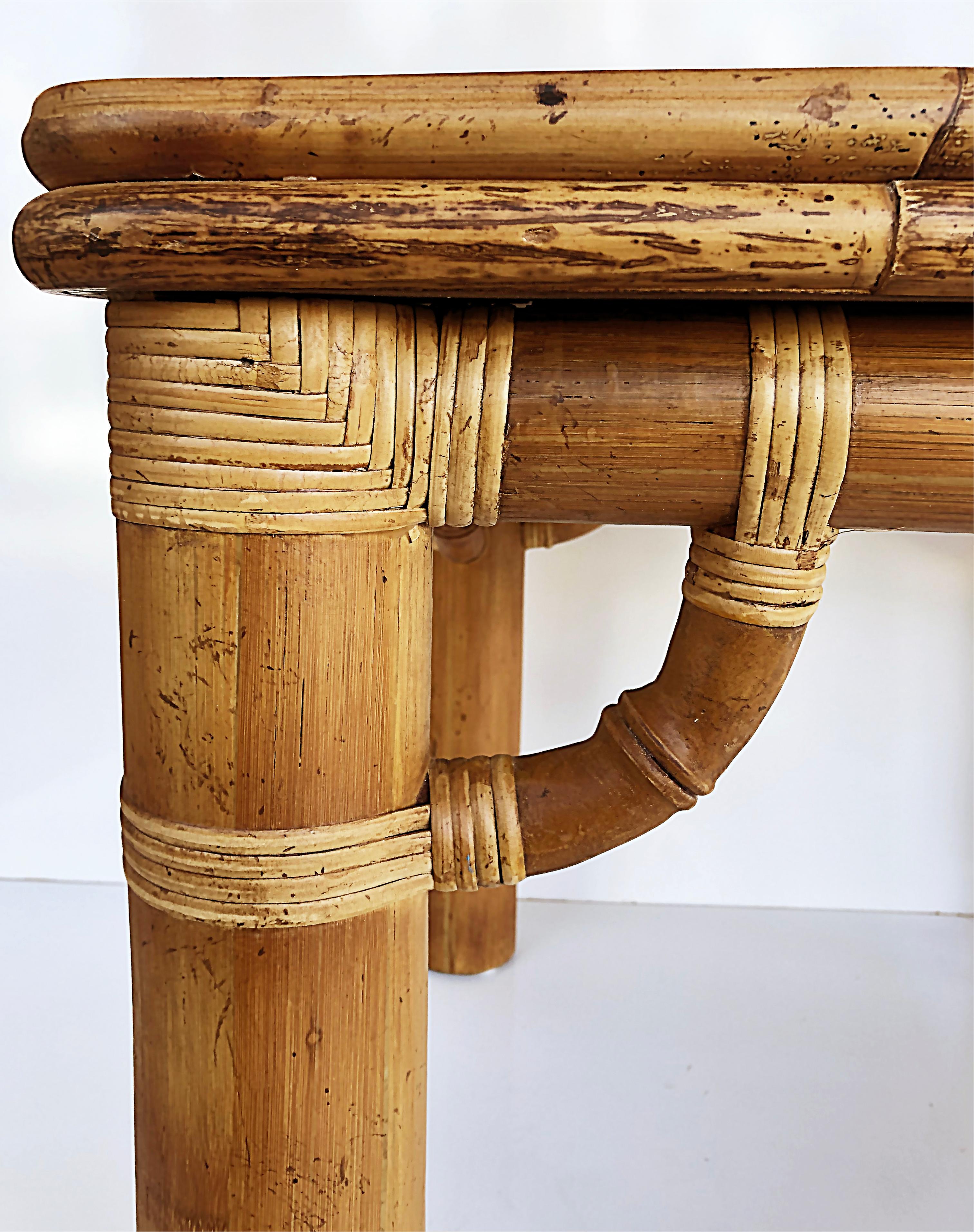 Philippin Table d'appoint en bambou, rotin et roseau, attribuée à Maitland Smith en vente