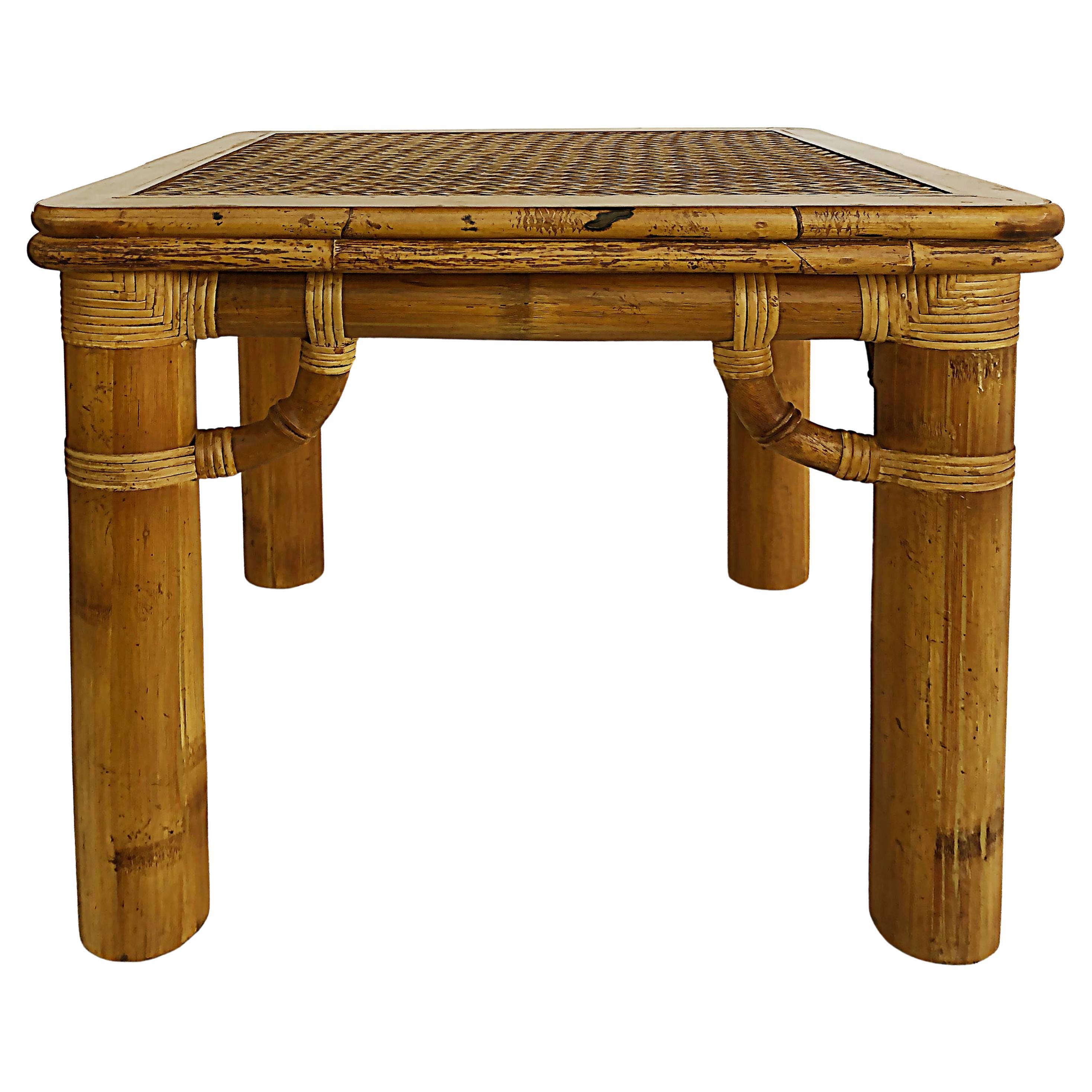 Table d'appoint en bambou, rotin et roseau, attribuée à Maitland Smith en vente