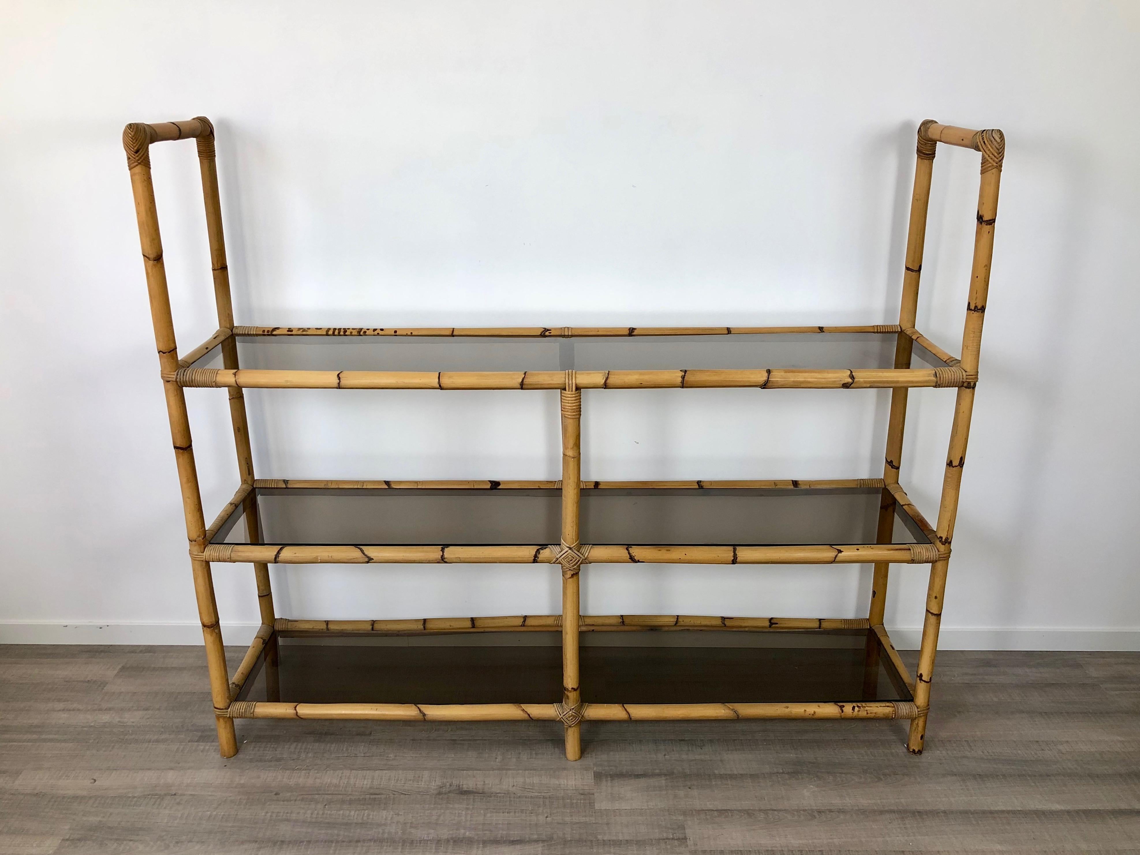 Console / bookcase / étagère in bamboo structure with smoked glass shelves. Rare piece of the Italian design of the 1960s.