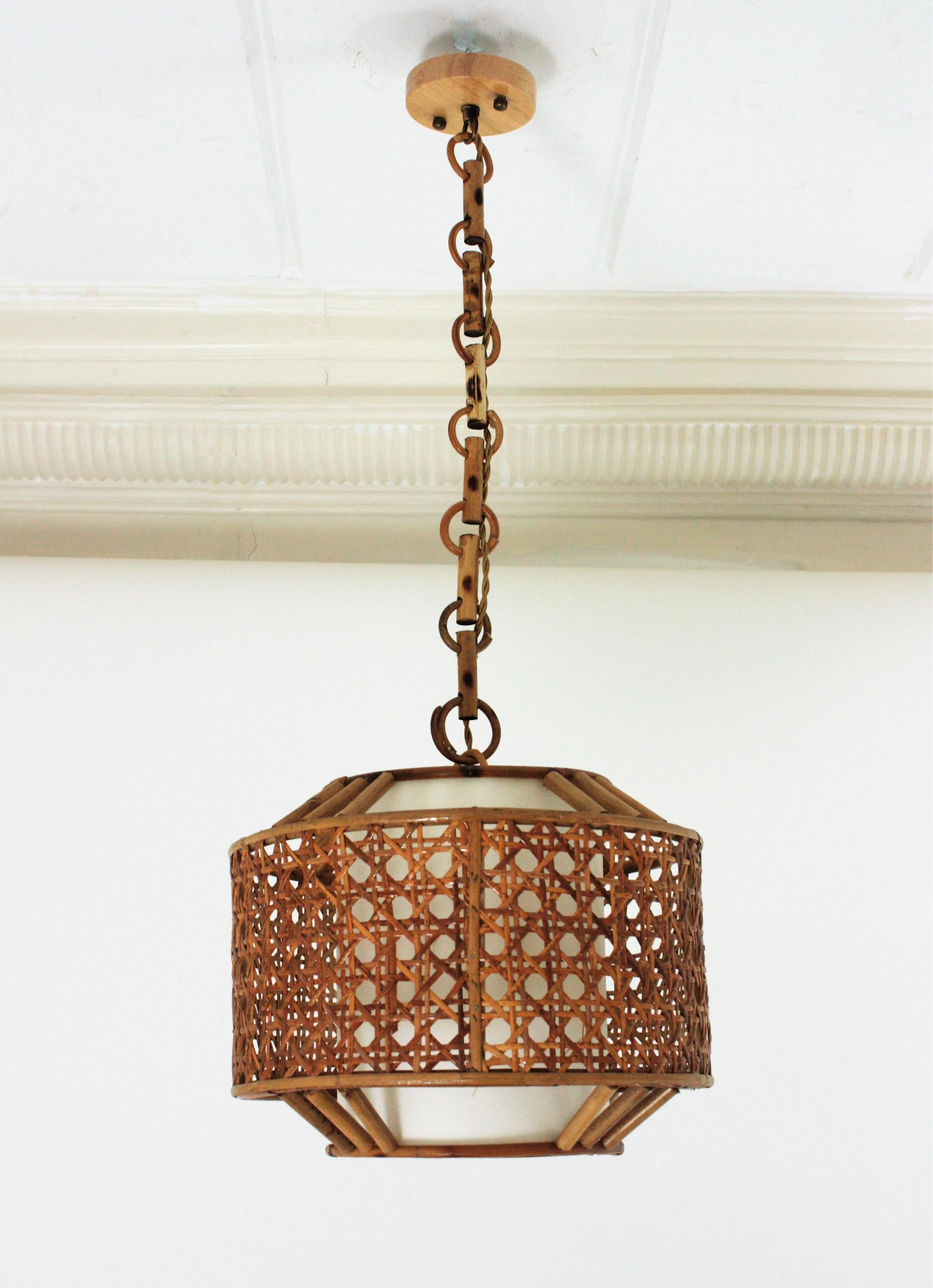 Mid-Century Modern Lampe à suspension ou lanterne tambour en bambou, rotin et osier tissé  en vente