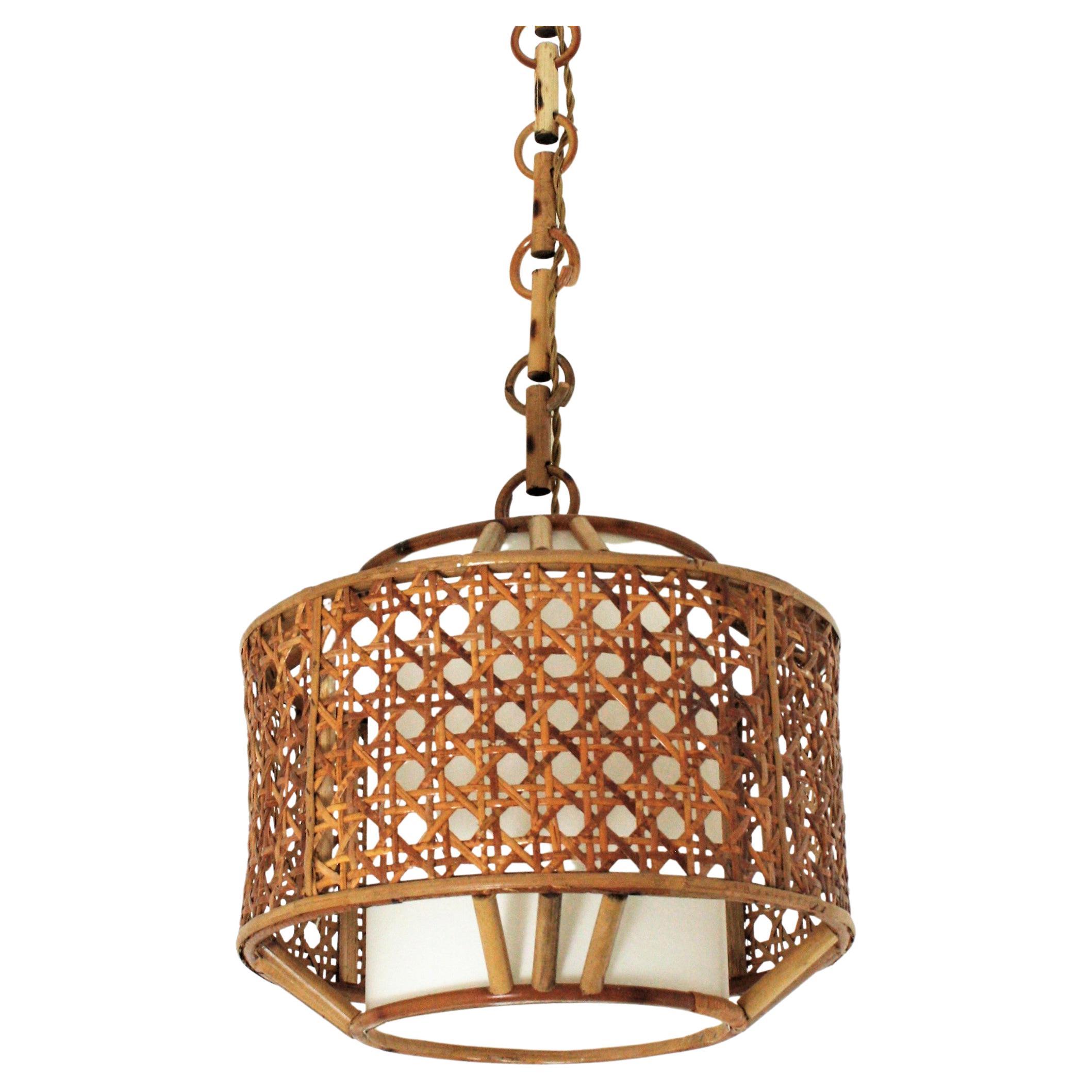 Lampe à suspension ou lanterne tambour en bambou, rotin et osier tissé  en vente