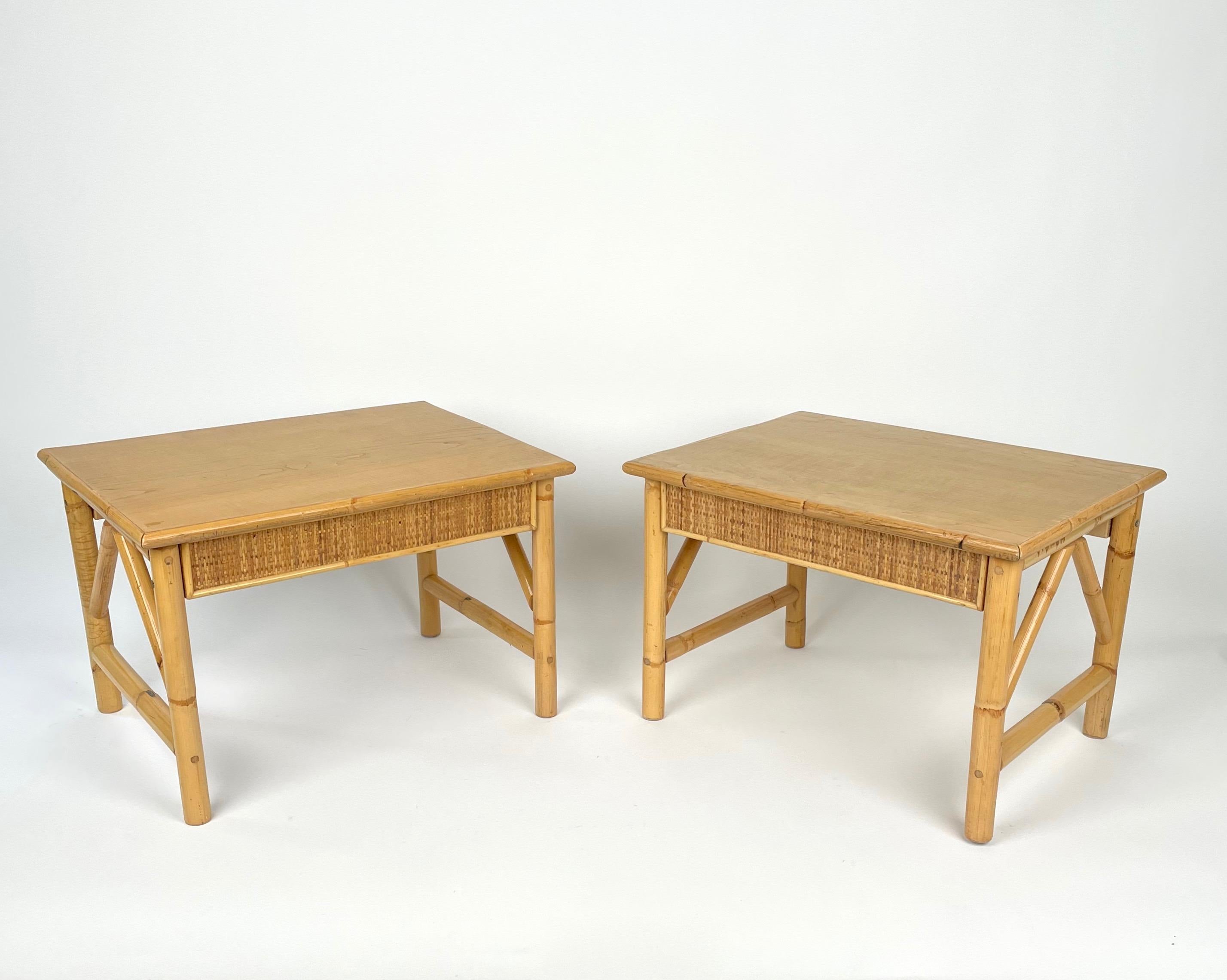 Paar Beistelltische aus Bambus, Rattan und Holz.

Hergestellt in Italien in den 1980er Jahren.