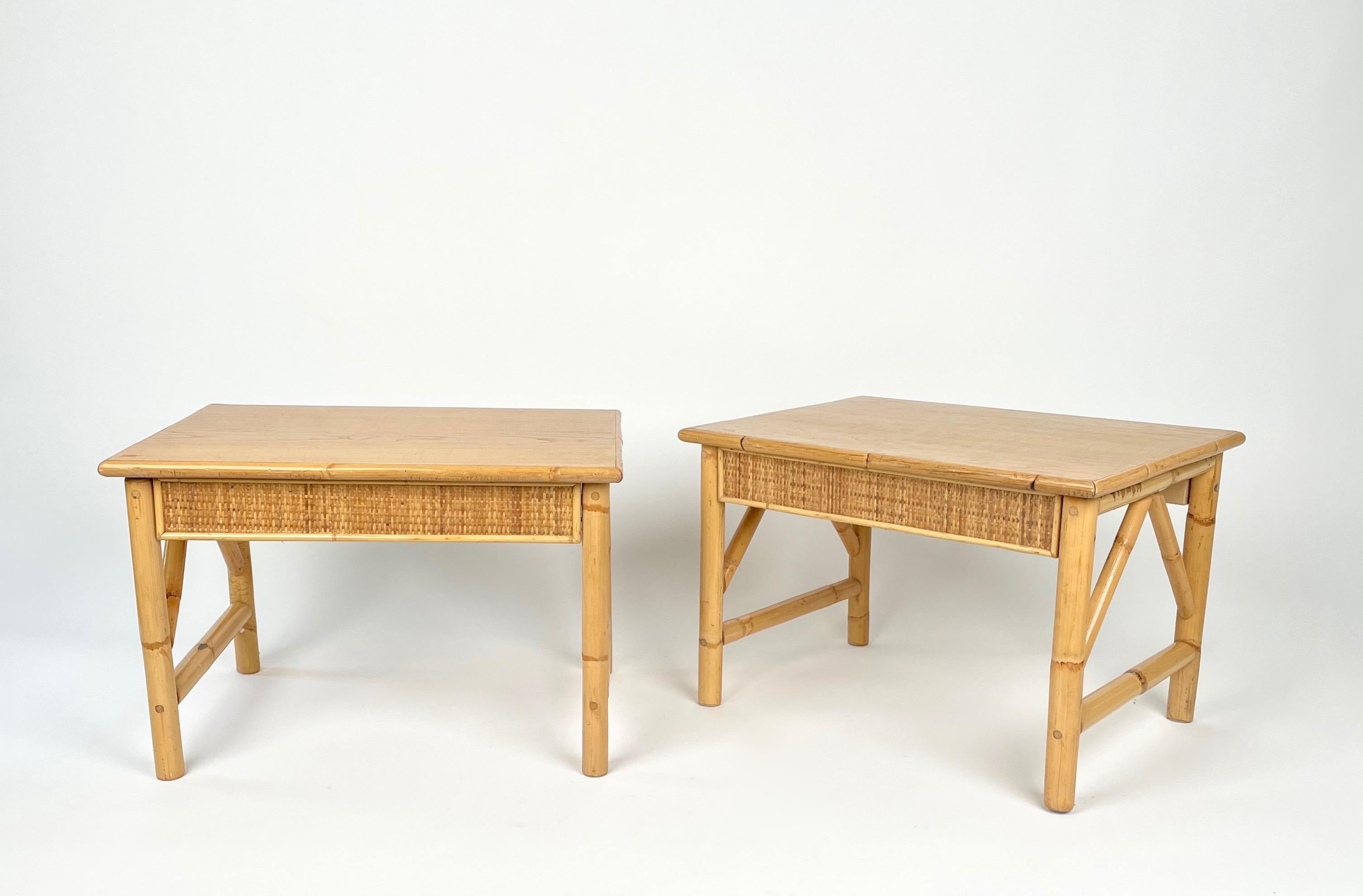 Paar Beistelltische aus Bambus, Rattan und Holz, Italien 1980er Jahre (Italienisch) im Angebot