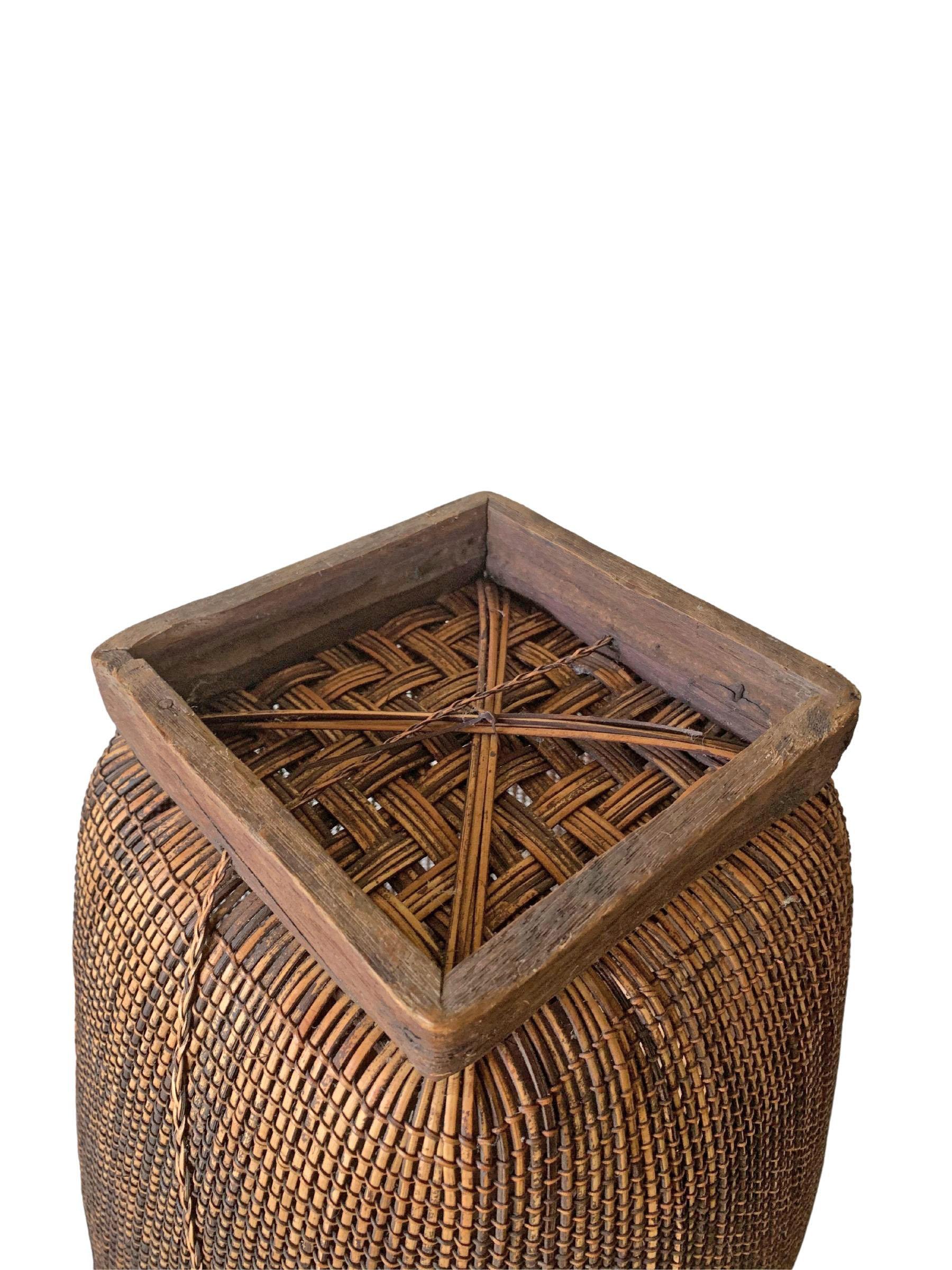 Bamboo & Rattan Basket from Dayak Tribe, Hand-Crafted Borneo, Indonesia, c. 1950 For Sale 3