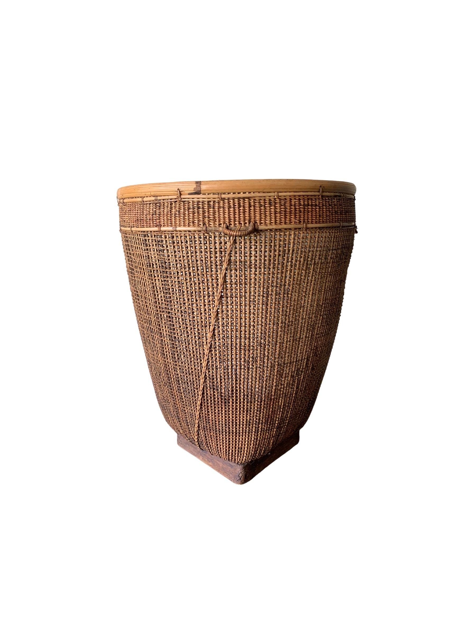 Autre Panier en bambou et rotin de la tribu Dayak, fabriqué à la main en Borneo, Indonésie, vers 1950 en vente