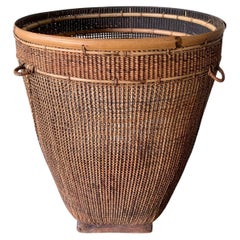 Cesta de bambú y ratán de la tribu dayak, hecha a mano en Borneo, Indonesia, c. 1950
