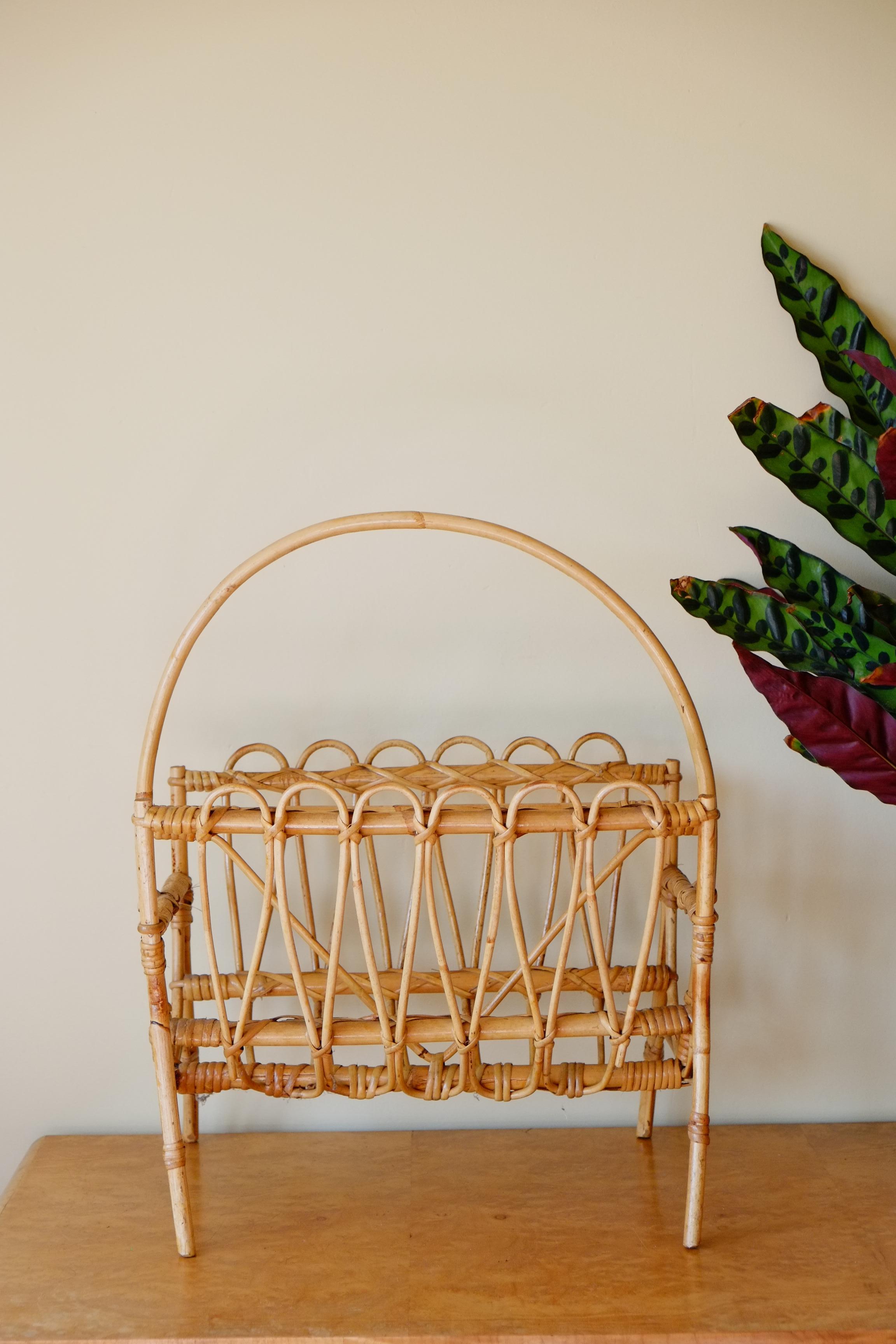 Bamboo Rattan Bohemian Midcentury Magazine Rack In Good Condition For Sale In Leicester, GB
