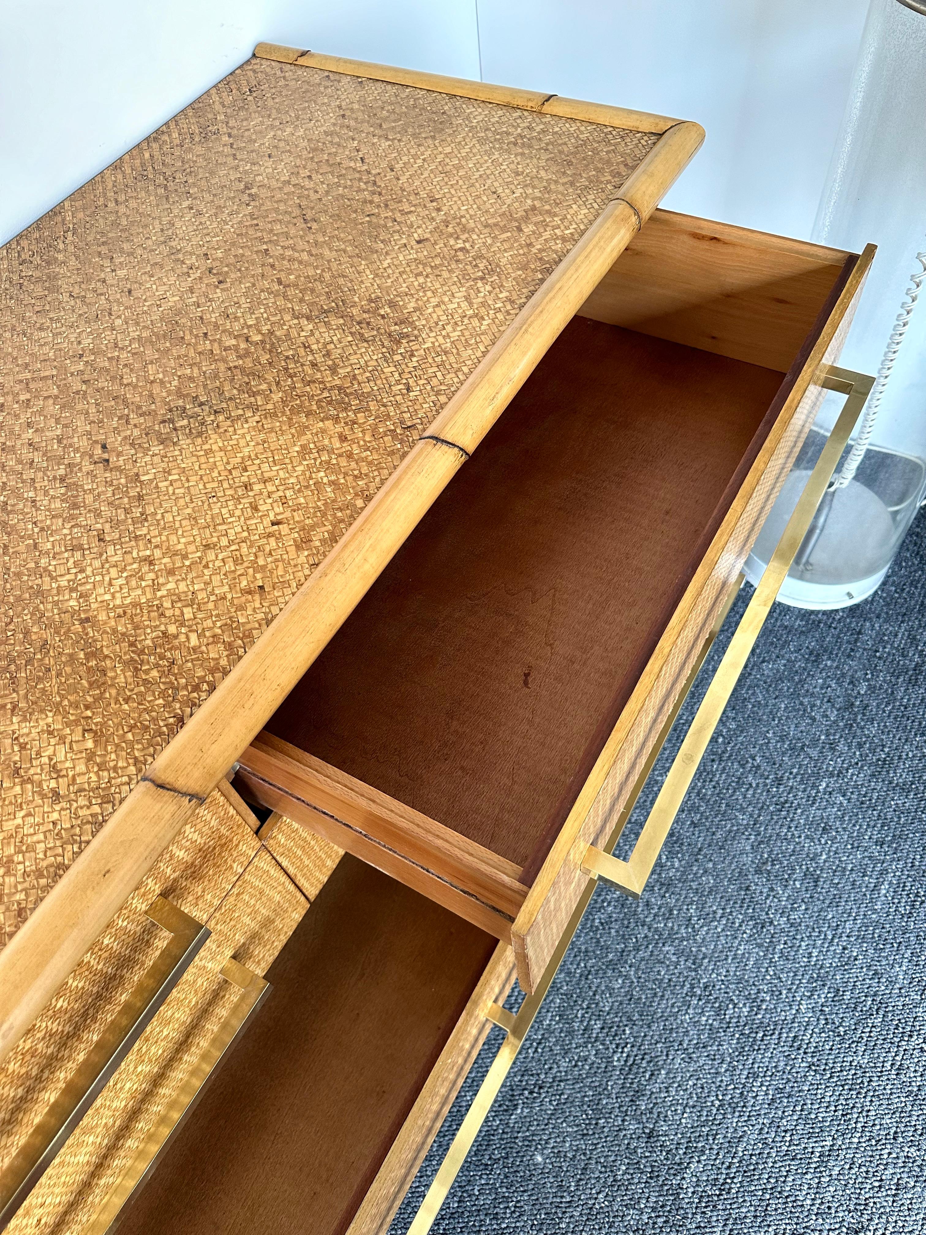 Un bel mix di bambù, rattan, rafia, vimini e una grande maniglia in ottone per una cassettiera o un comodino della manifattura Vivai del Sud. Design famoso come Renato Zevi, Romeo Rega, Maison Jansen, Willy Rizzo, Mario Sabot, Hollywood Regency,