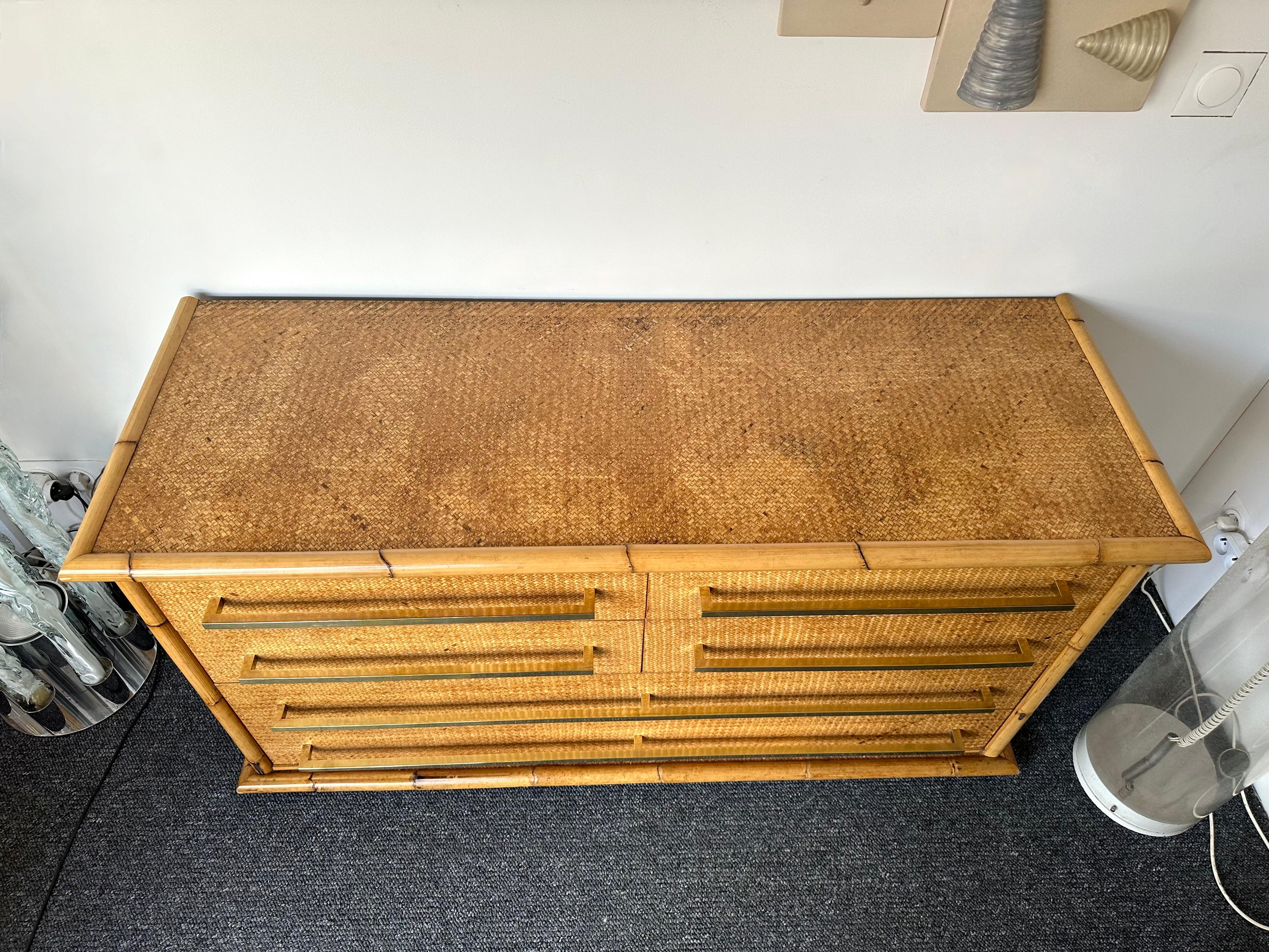 Francese Cassettiera in ottone e rattan di Bamboo di Vivai Del Sud. Italia, anni '70 in vendita