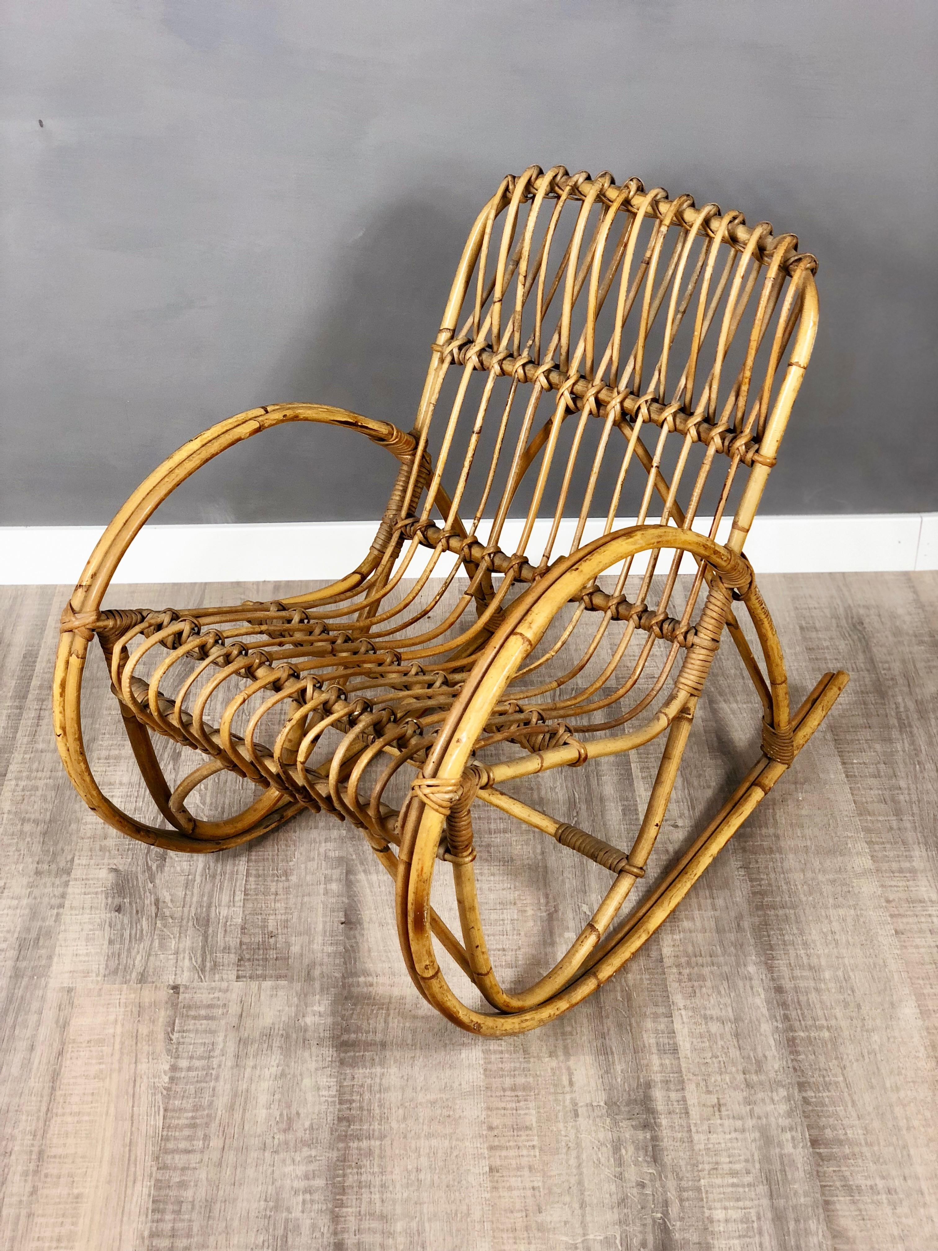 Milieu du XXe siècle Fauteuil à bascule en rotin et bambou pour enfants, années 1950