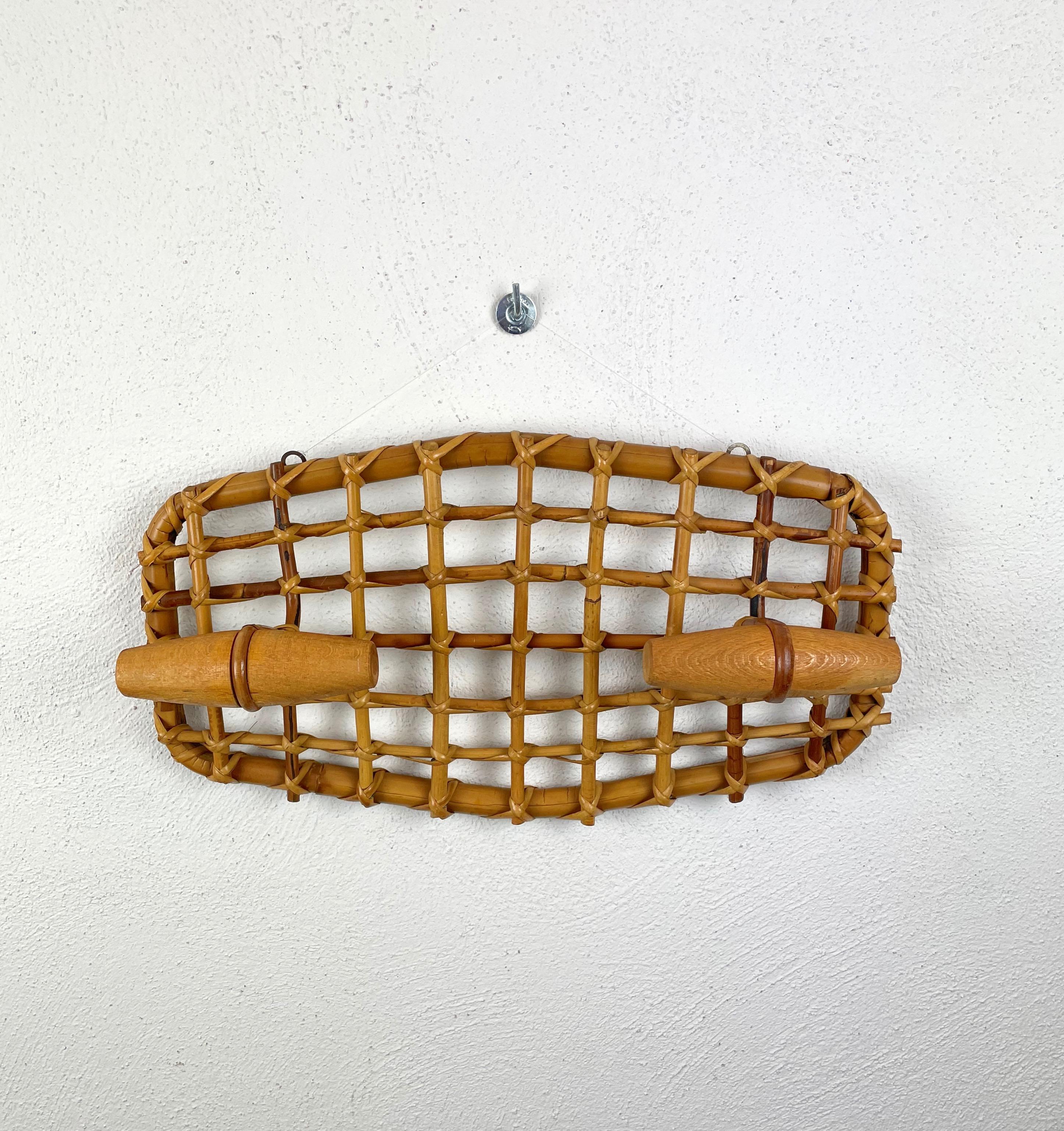 Two-hooks coat hanger in bamboo and rattan attributed to the designer Olaf von Bohr. Made in Italy in the 1950s.
      
