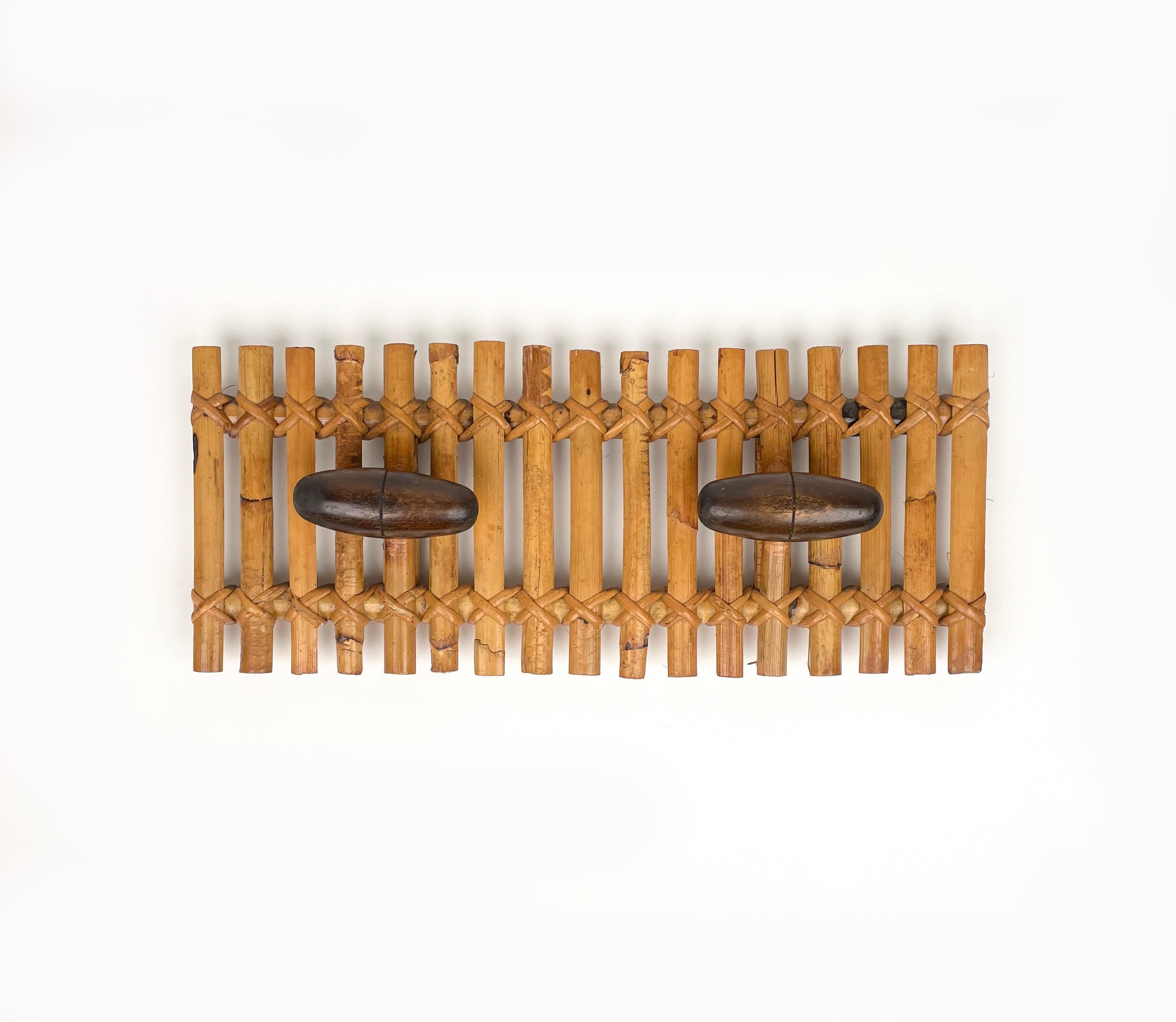 Kleiderbügel mit zwei Haken aus Bambus und Rattan, der dem Designer Olaf von Bohr zugeschrieben wird. 

Hergestellt in Italien in den 1960er Jahren.
