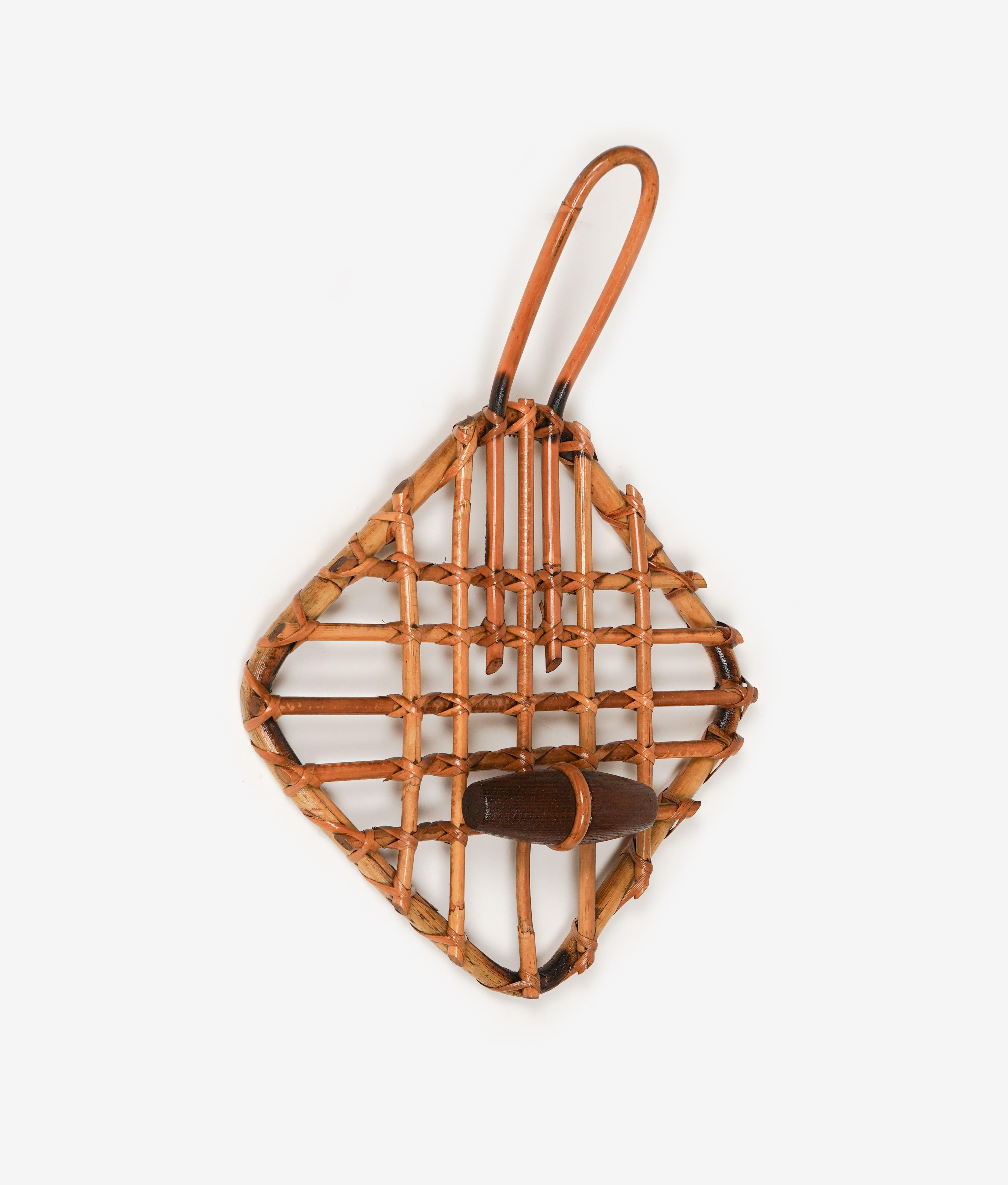 Single netting coat hanger in rattan by the designer Olaf von Bohr.

Made in Italy in the 1960s.

Bamboo / rattan has been polished by a professional restorer.