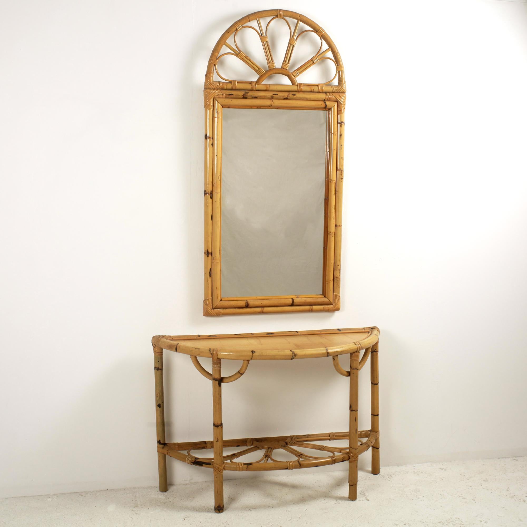 Conjunto moderno artesanal de mediados de siglo compuesto por una consola de media luna y un espejo grande, que presenta un diseño elegante y orgánico con materiales naturales como el bambú y el ratán, al estilo de Vivai del Sud, Franco Albini o
