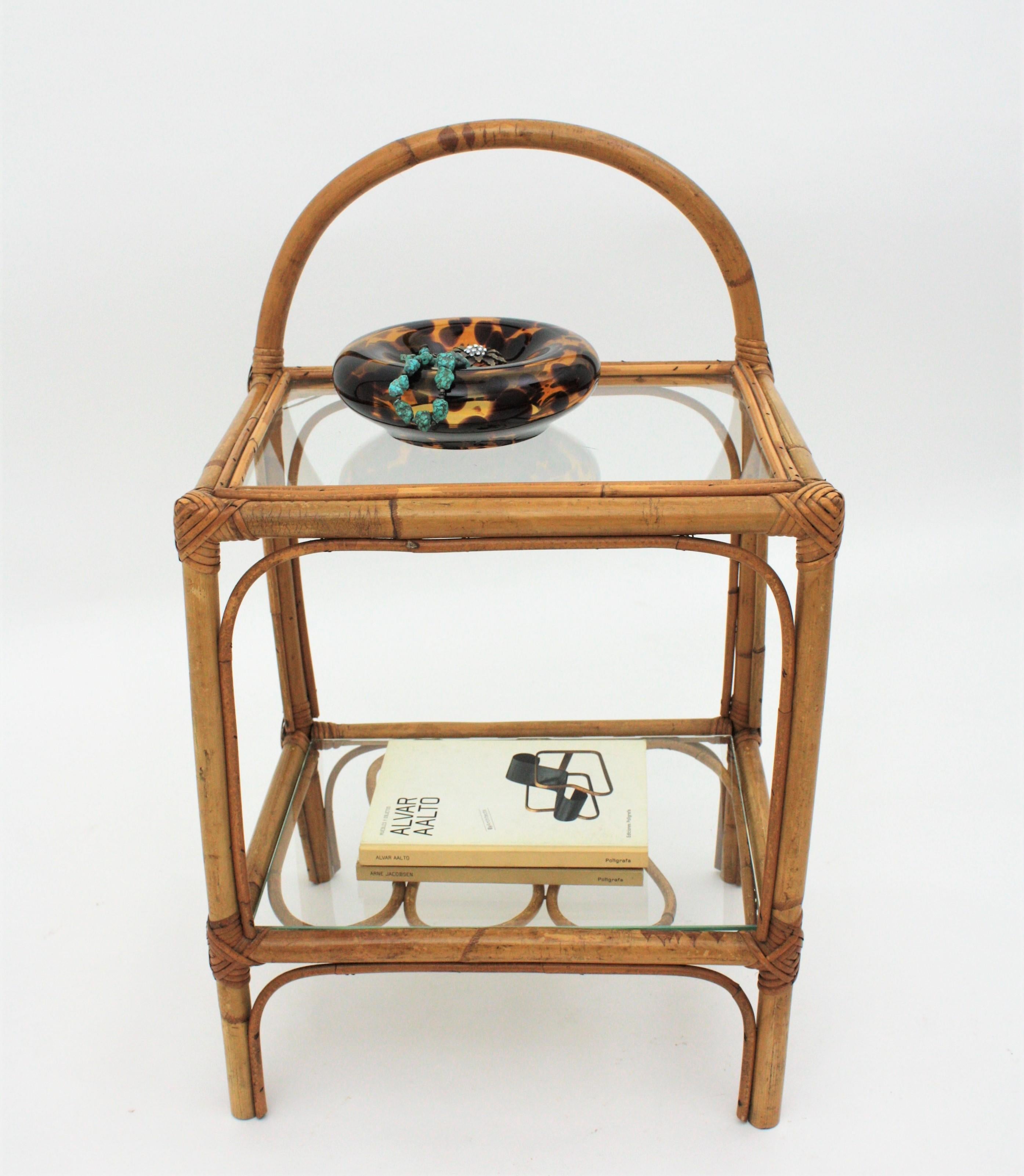 Bambus-Rattan-Beistelltisch oder Nachttisch (Moderne der Mitte des Jahrhunderts) im Angebot