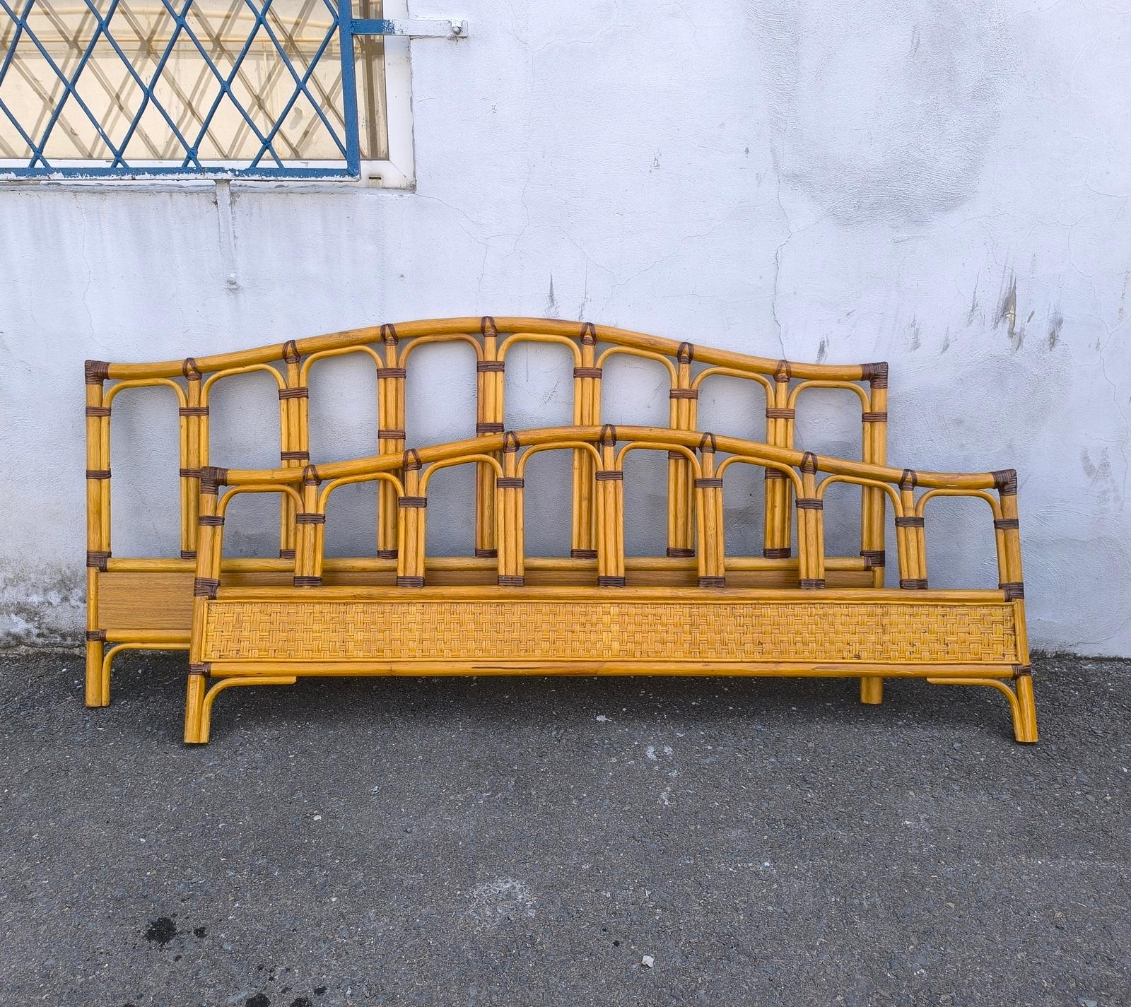 Haz una declaración audaz y orgánica con este conjunto vintage de cabecero y piecero de bambú DUX of Sweden, un raro ejemplo del arte escandinavo de mediados de siglo. Con un intrincado diseño de arcos de bambú en capas, este cabecero evoca la