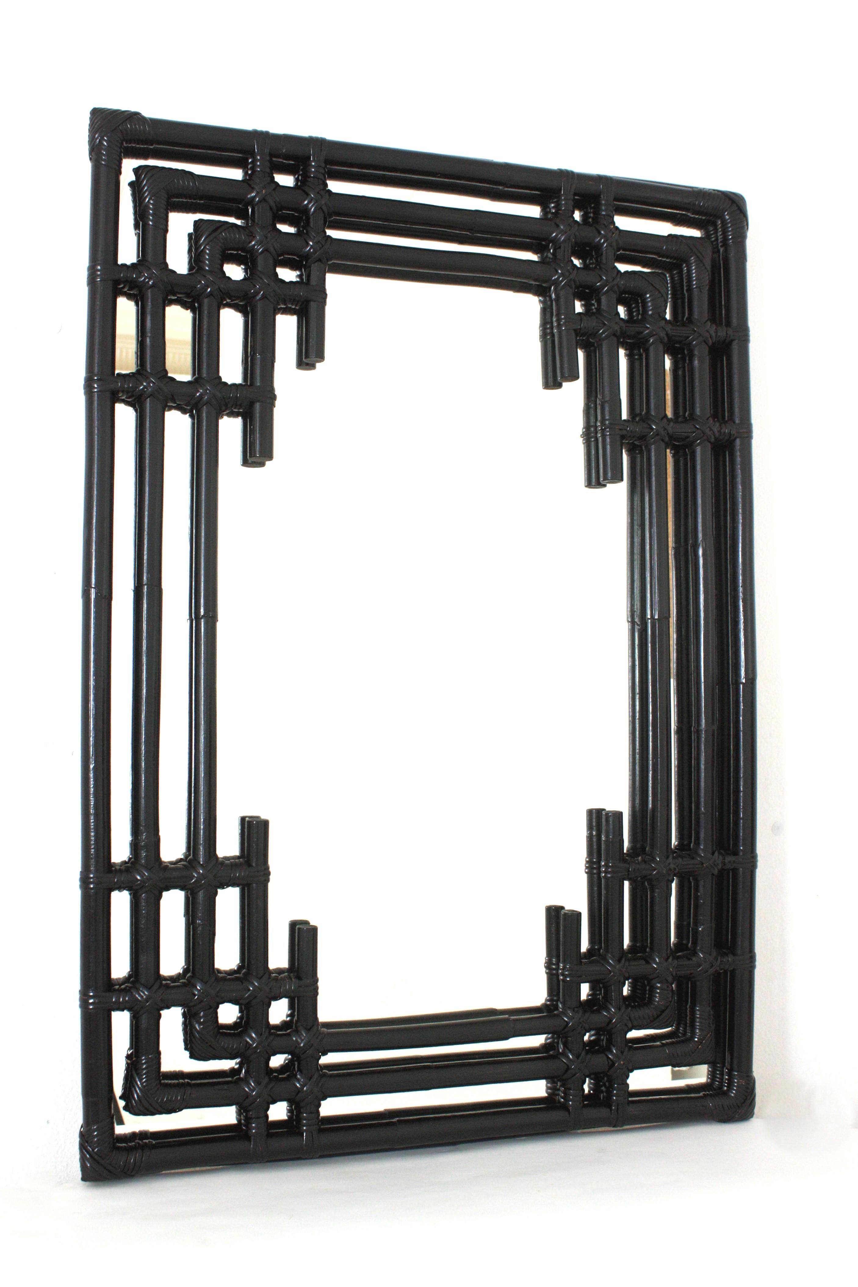 Spanischer Mid-Century Modern Bamboo Chinoiserie Tiki Stil rechteckiger Wandspiegel. Spanien, 1960er Jahre.
Wunderschöner rechteckiger Spiegel im Tiki-Stil, handgefertigt aus Bambusrohren. Sie hat einen sehr dekorativen Rahmen mit orientalisch