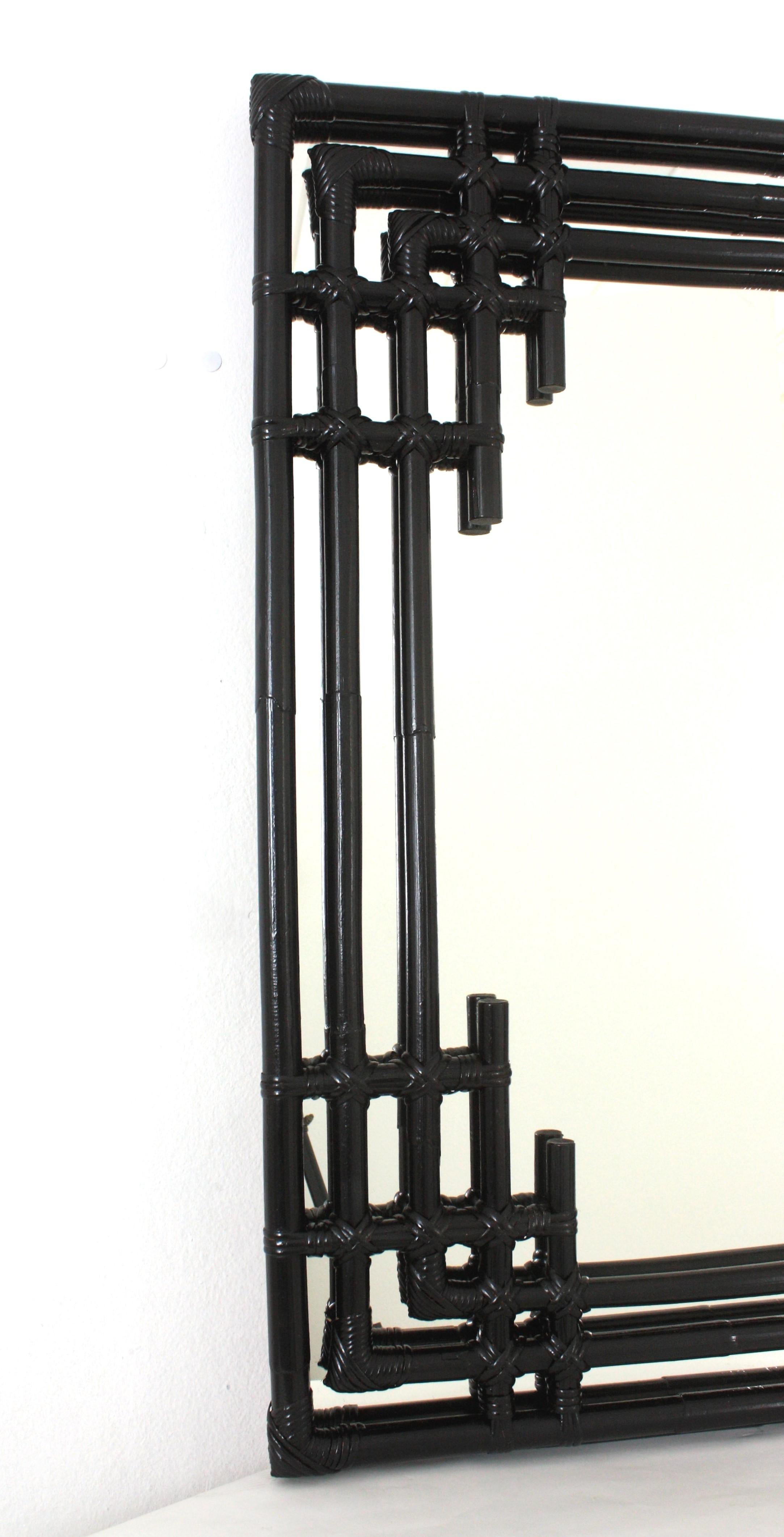 Großer rechteckiger Spiegel aus Bambus-Rattan mit geometrischem, schwarz lackiertem Rahmen (Spanisch) im Angebot