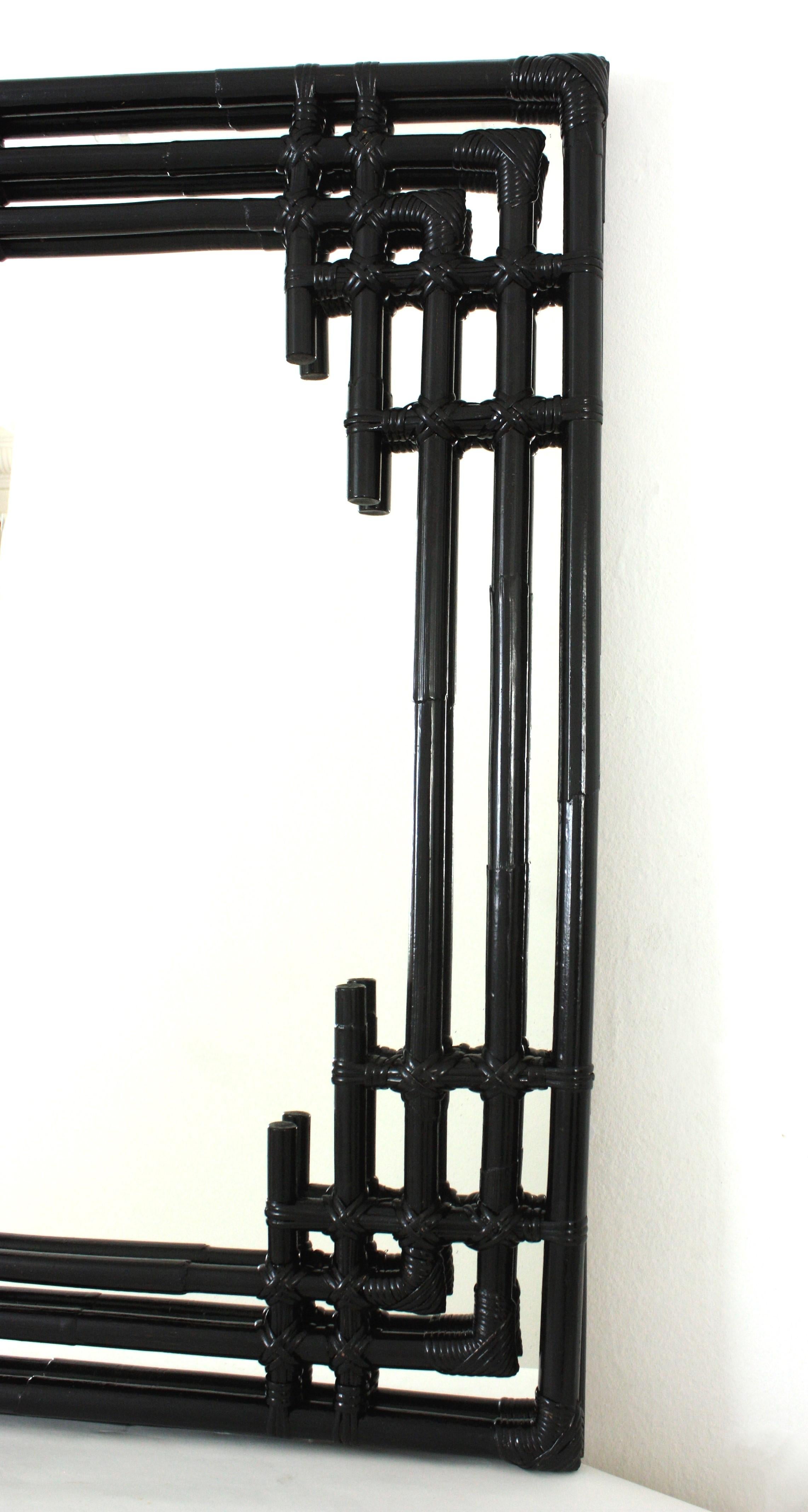 Fait main Grand miroir rectangulaire en rotin de bambou avec cadre géométrique peint en noir en vente